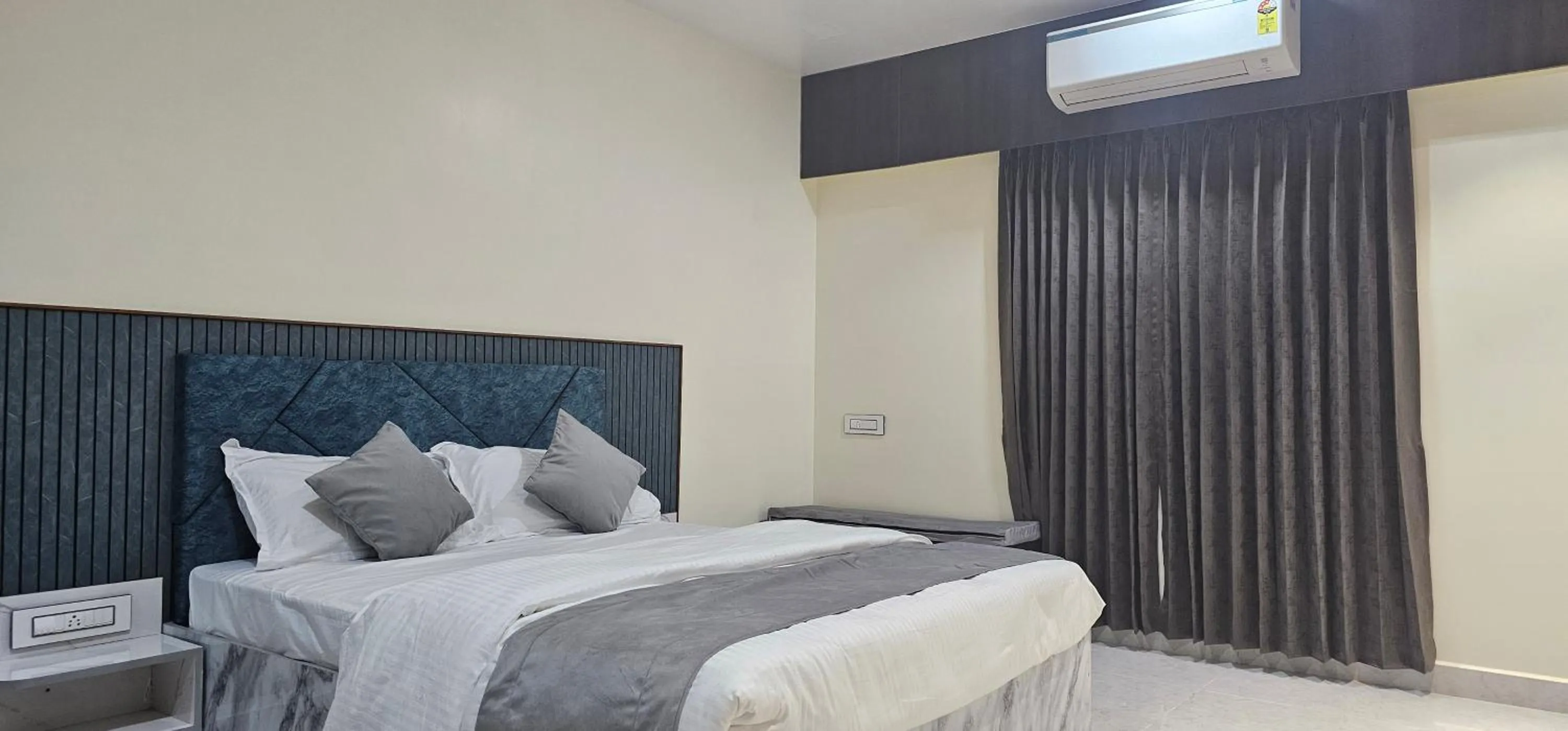 air conditioner, Bed in Jai Raja's Tower