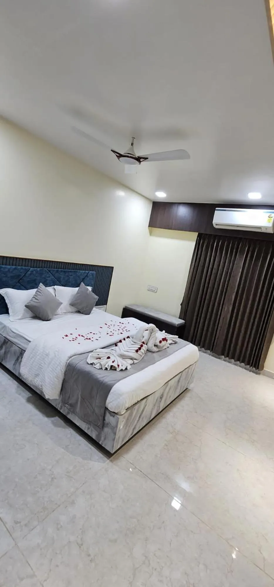 Photo of the whole room, Bed in Jai Raja's Tower