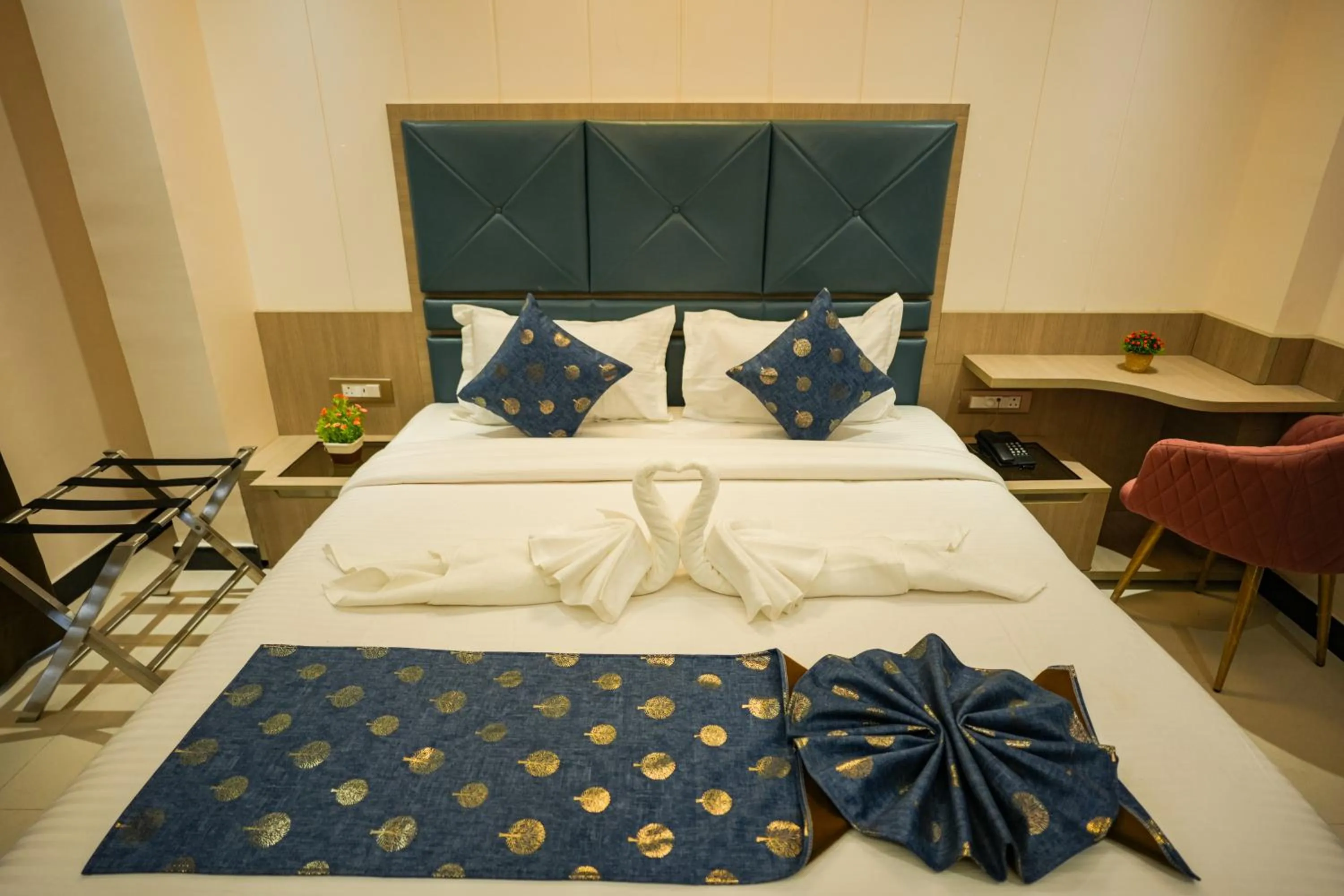 Photo of the whole room, Bed in Sri Shyam Villas Near Kashi Vishwanath Temple