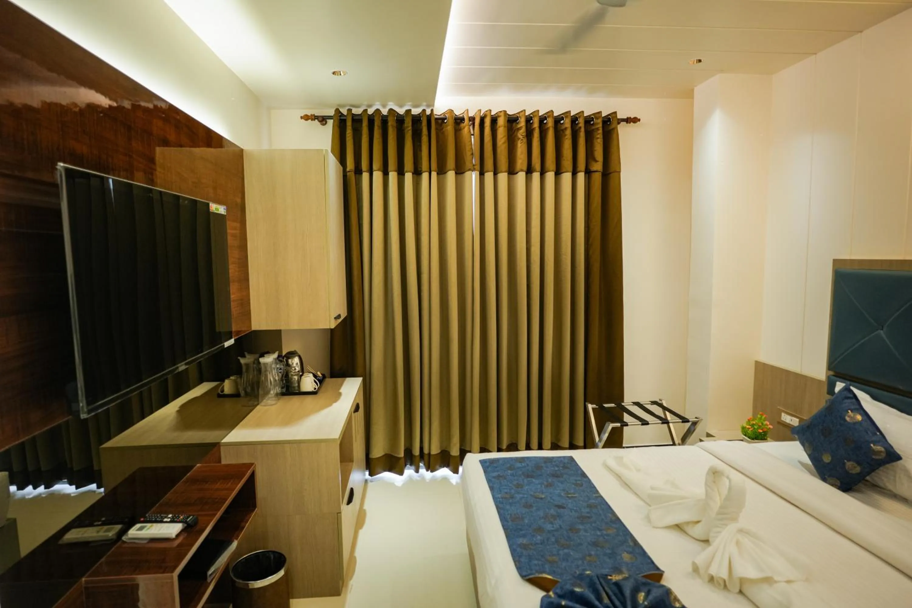 Photo of the whole room, Bed in Sri Shyam Villas Near Kashi Vishwanath Temple