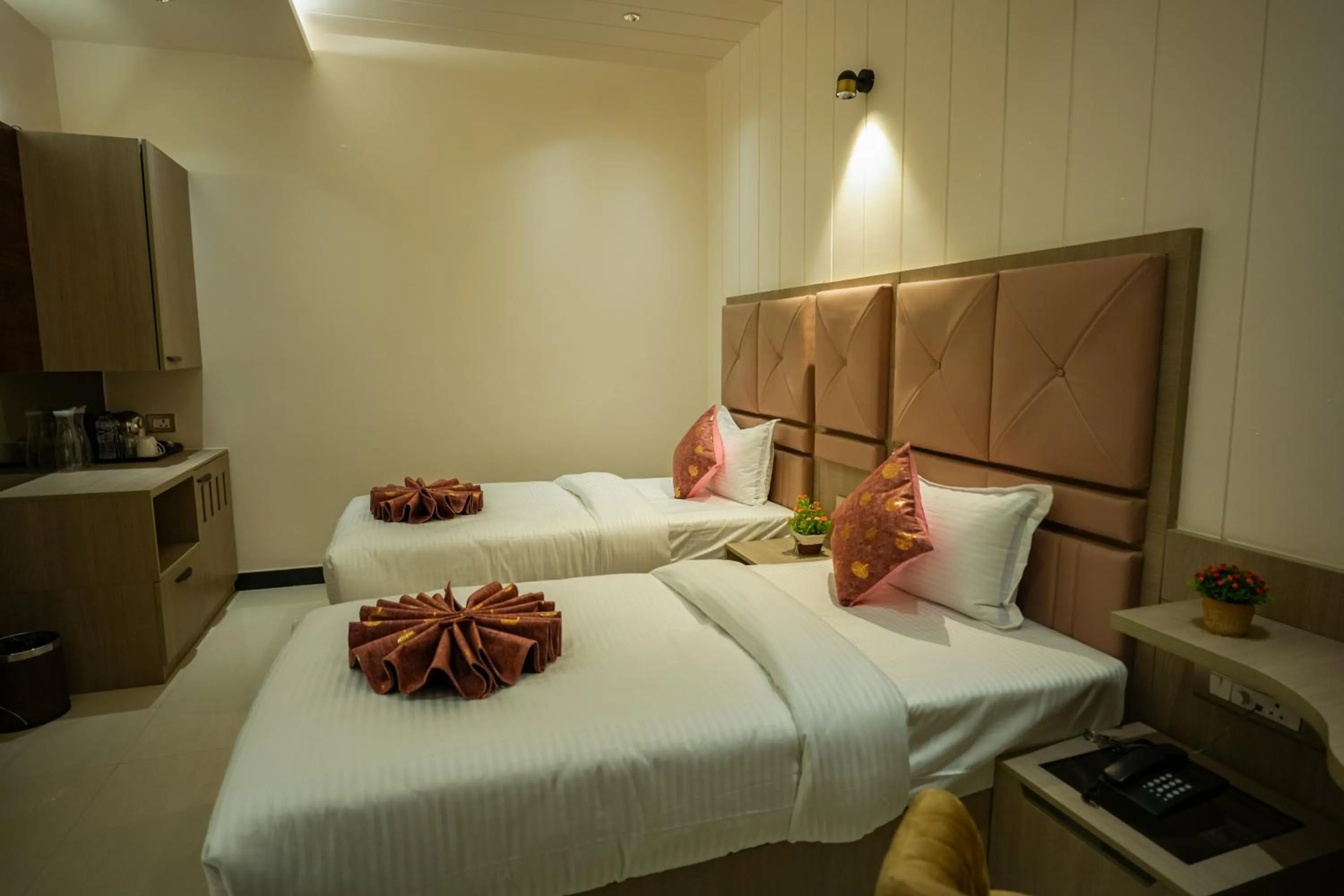 Photo of the whole room, Bed in Sri Shyam Villas Near Kashi Vishwanath Temple