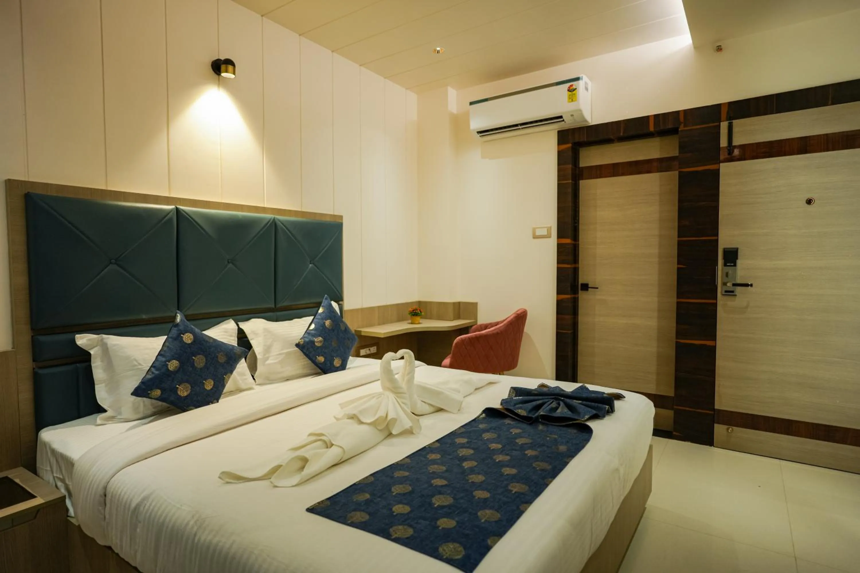 Photo of the whole room, Bed in Sri Shyam Villas Near Kashi Vishwanath Temple