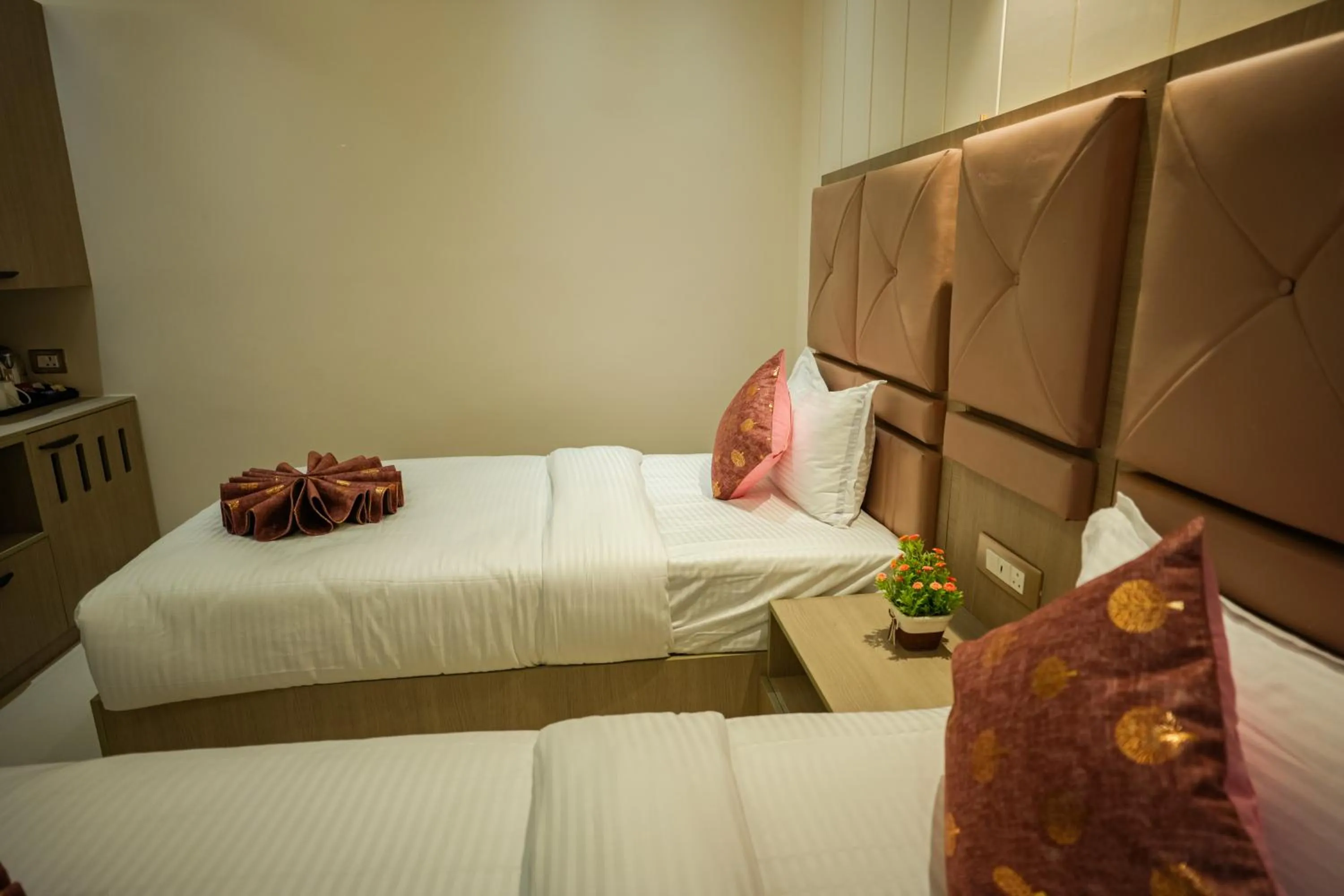 Photo of the whole room, Bed in Sri Shyam Villas Near Kashi Vishwanath Temple