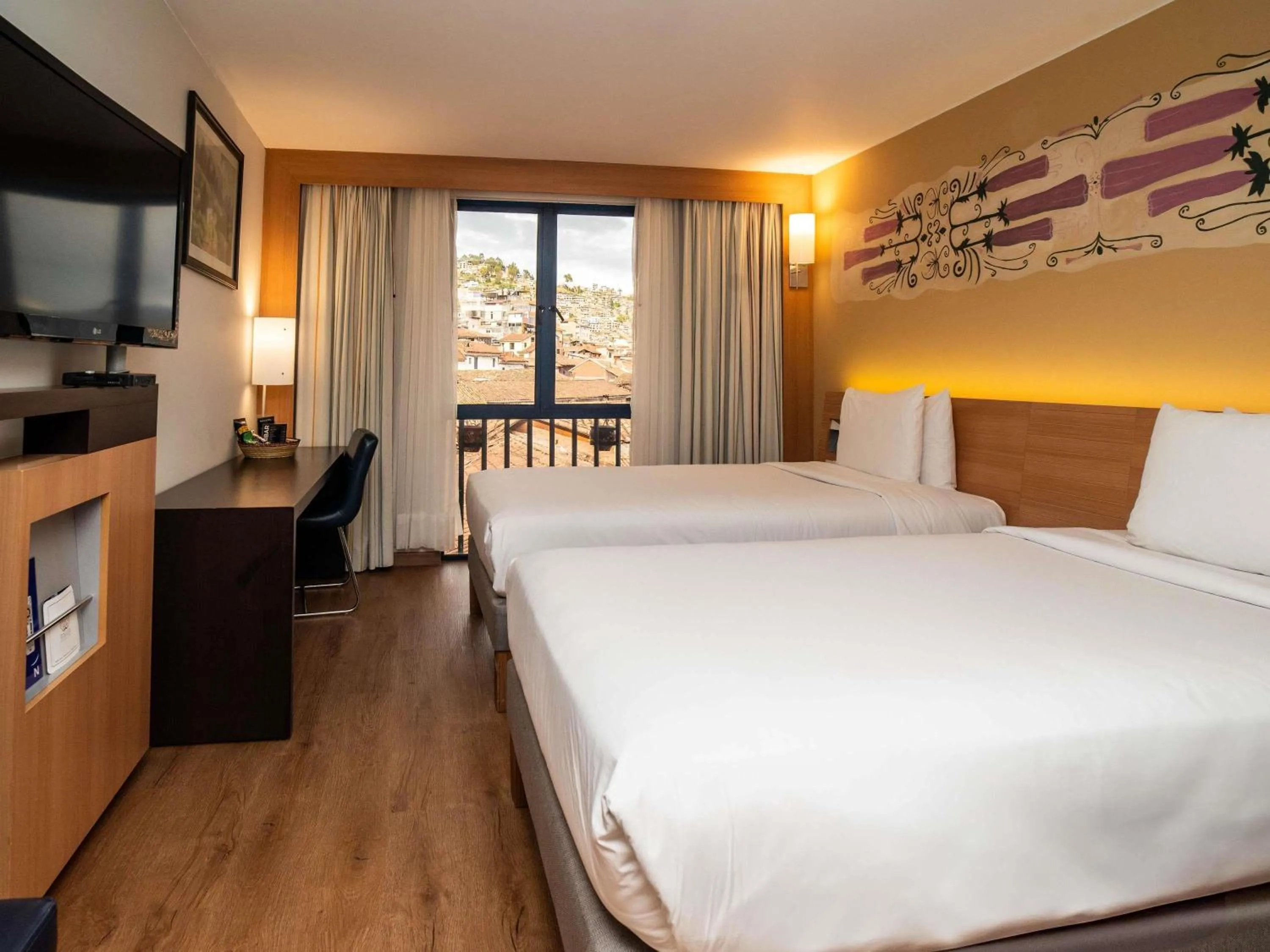 Bedroom, Bed in Novotel Cusco