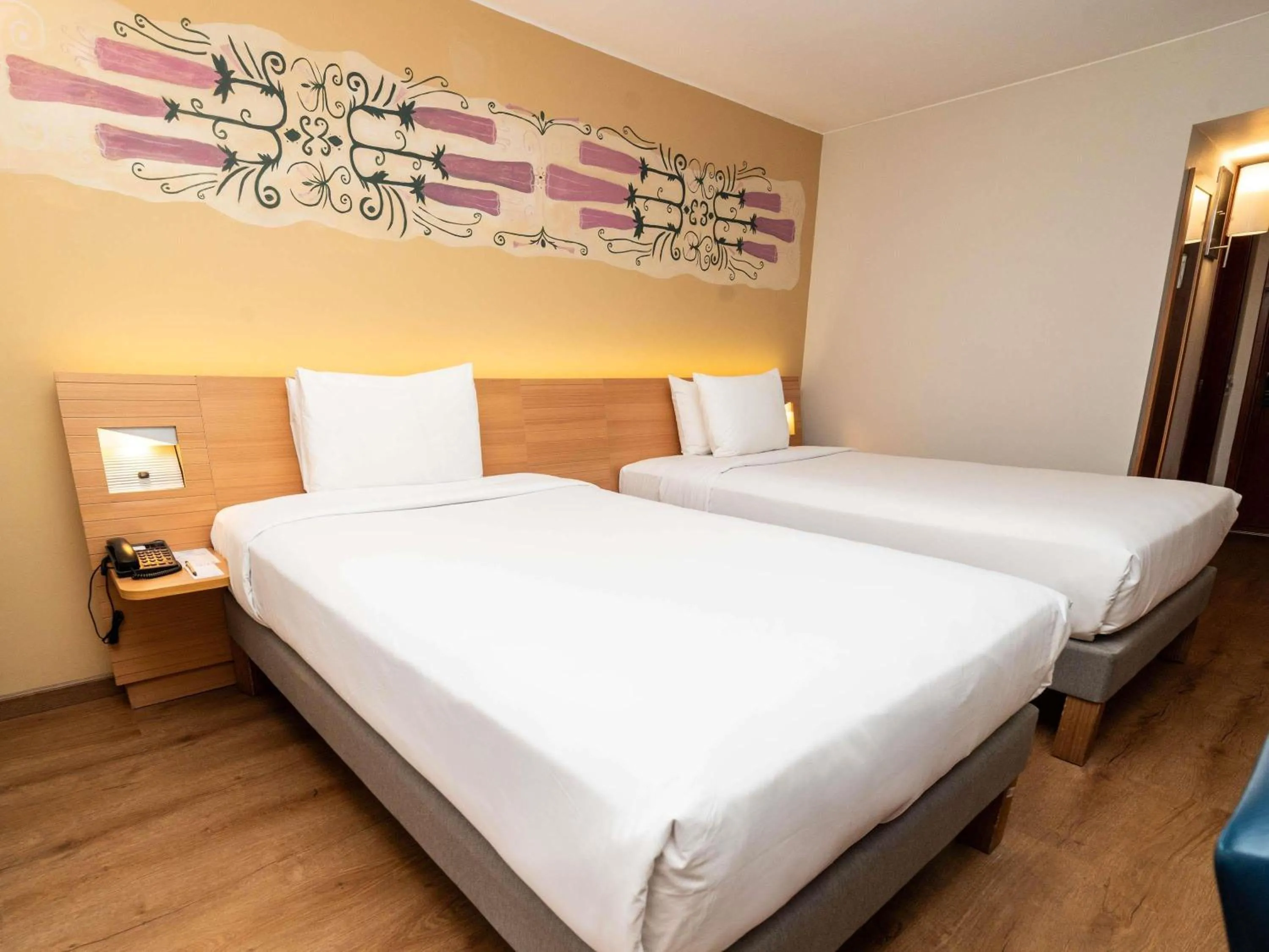 Bedroom, Bed in Novotel Cusco