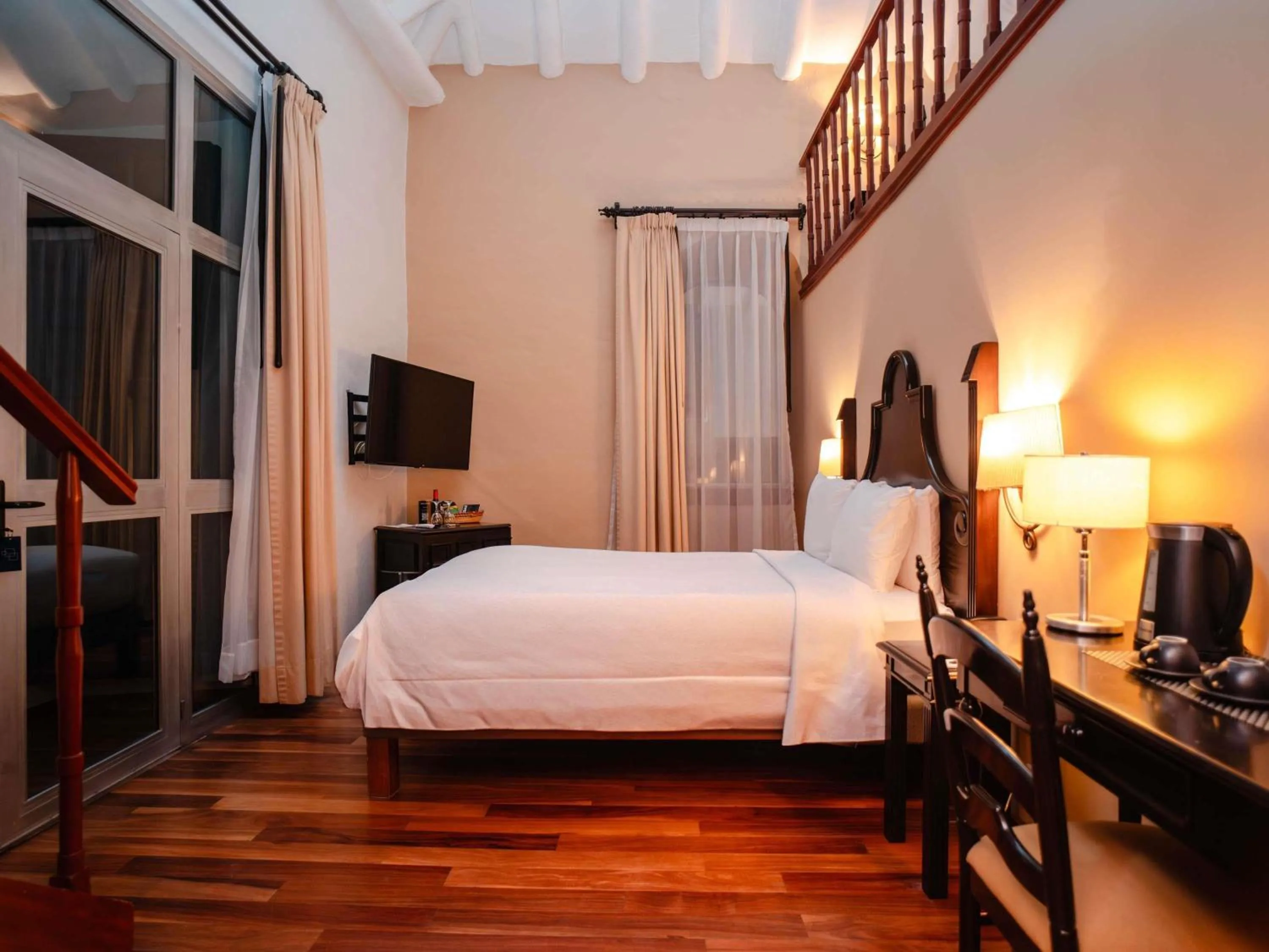 Bedroom, Bed in Novotel Cusco