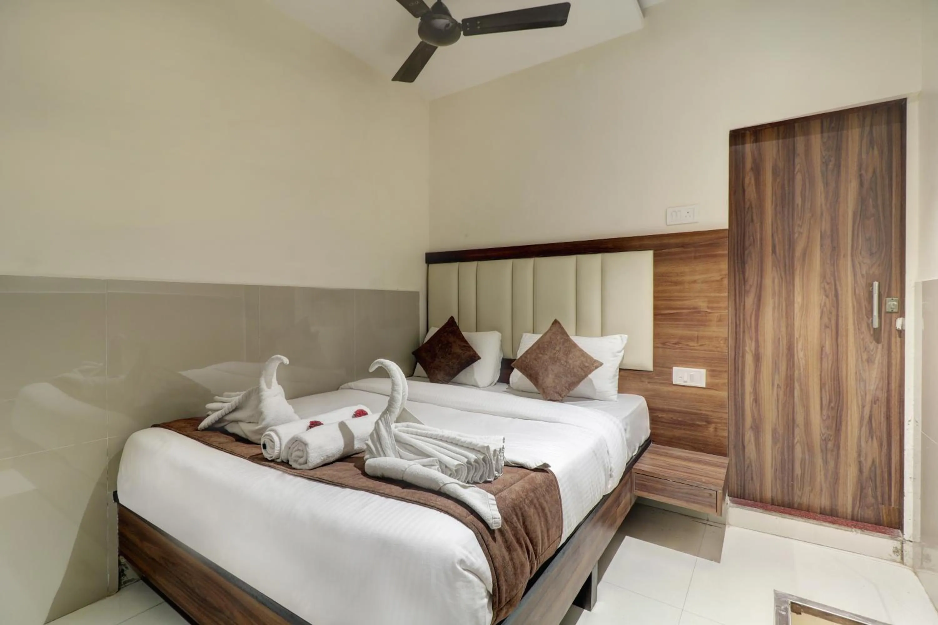 Bed in New Parimeet Residency