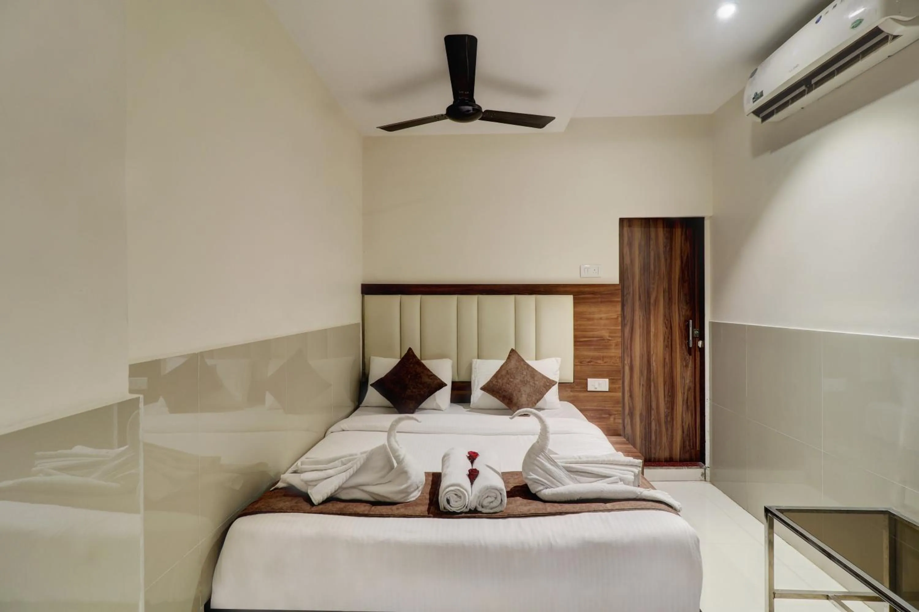 Bed in New Parimeet Residency