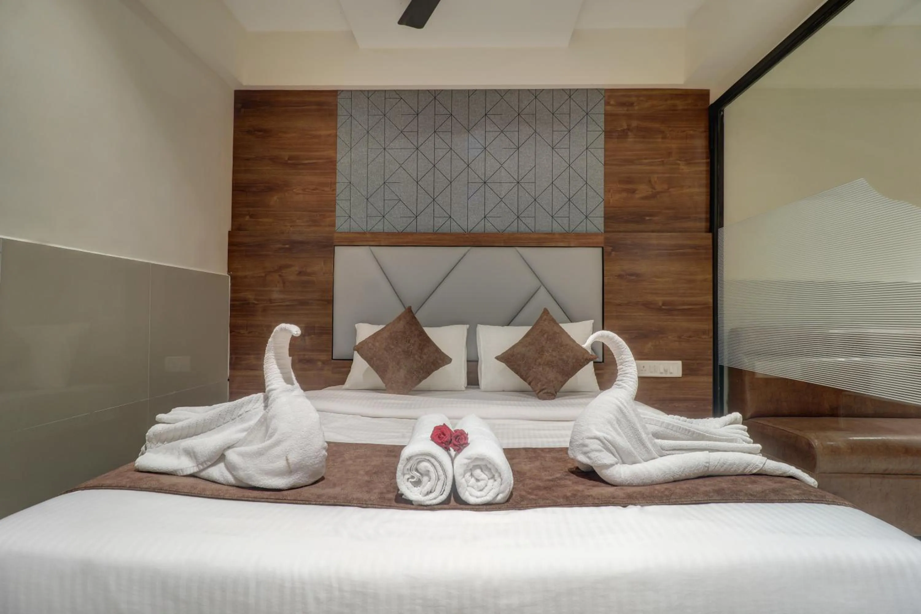 Photo of the whole room, Bed in New Parimeet Residency