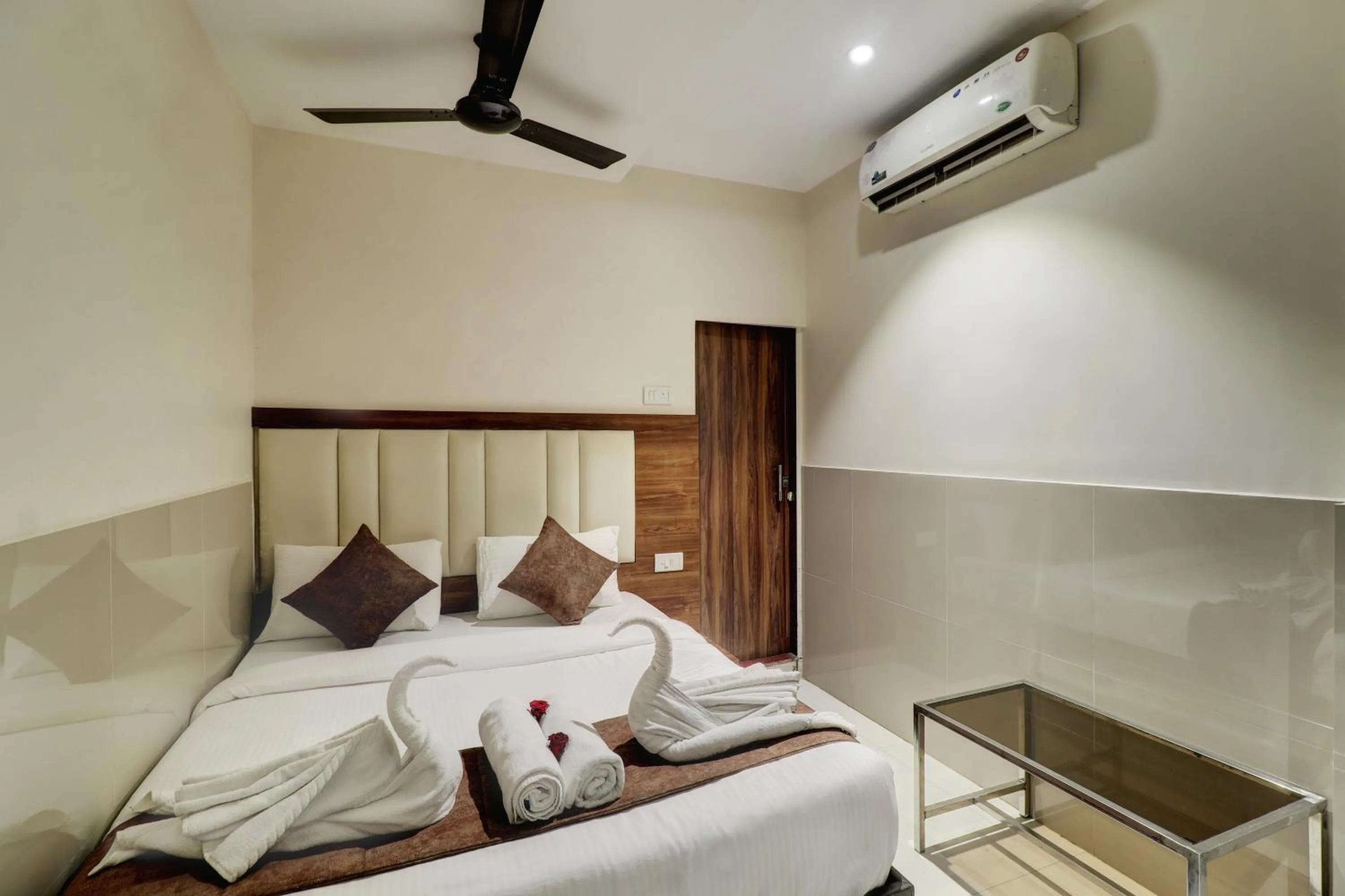 Bed in New Parimeet Residency