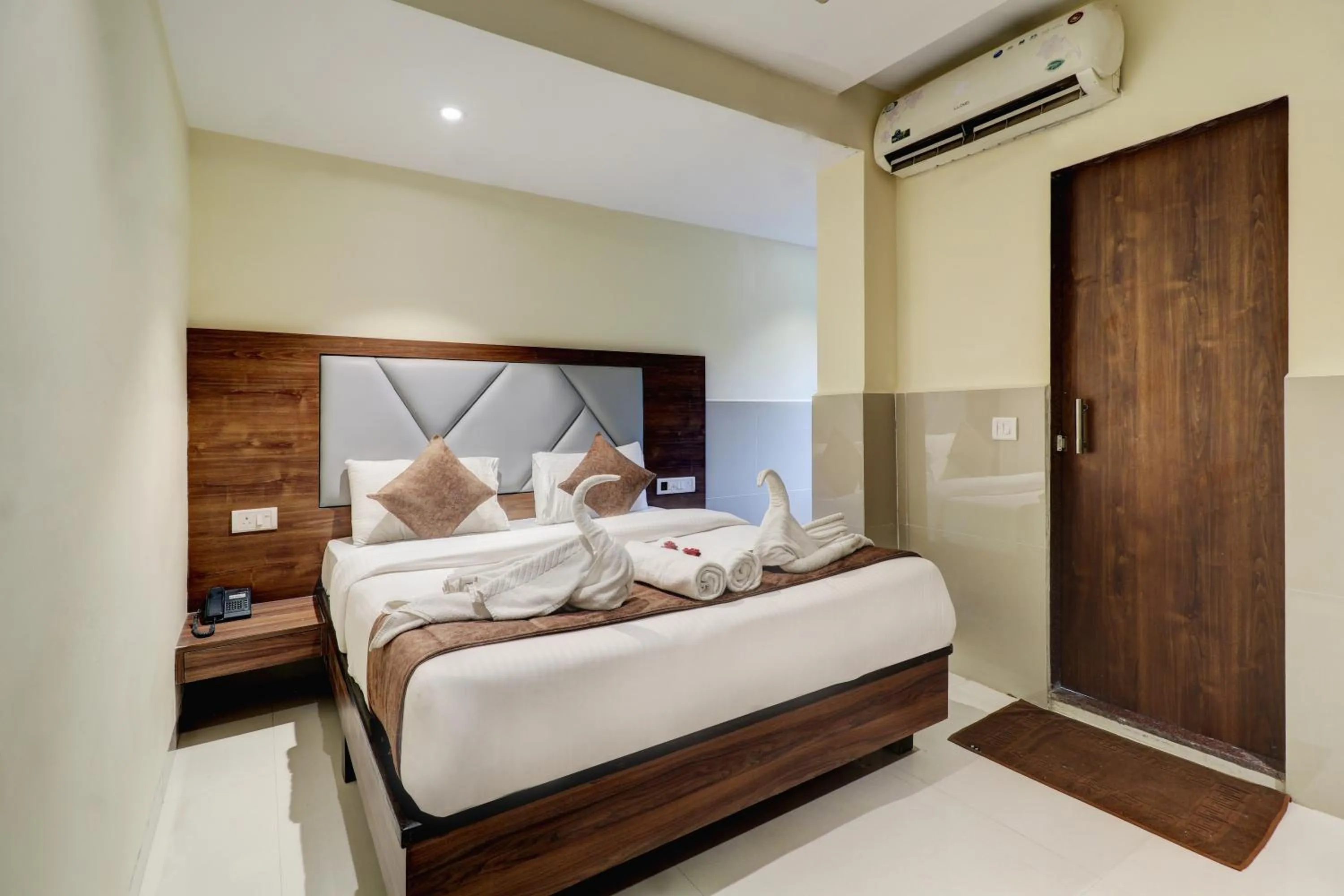 Bed in New Parimeet Residency