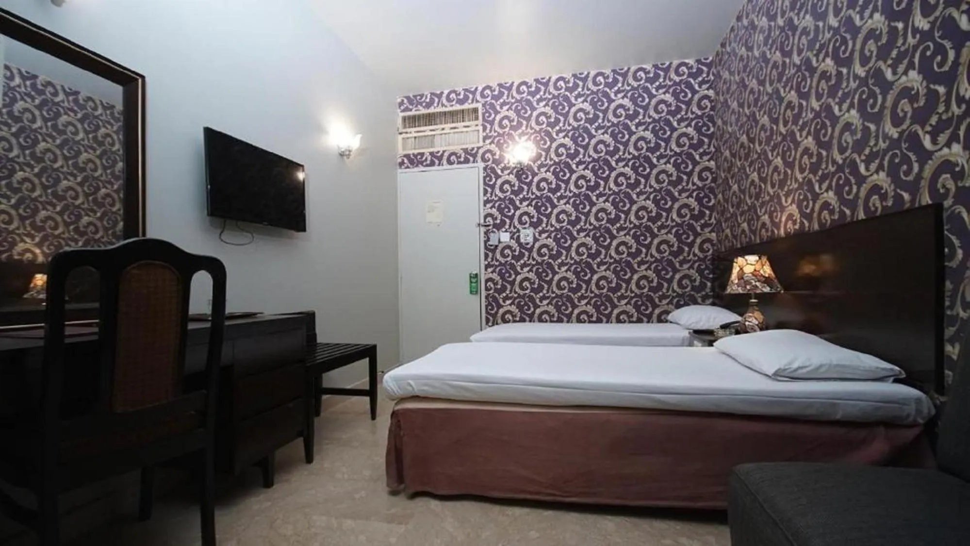 Communal lounge/ TV room in Faran Hotel