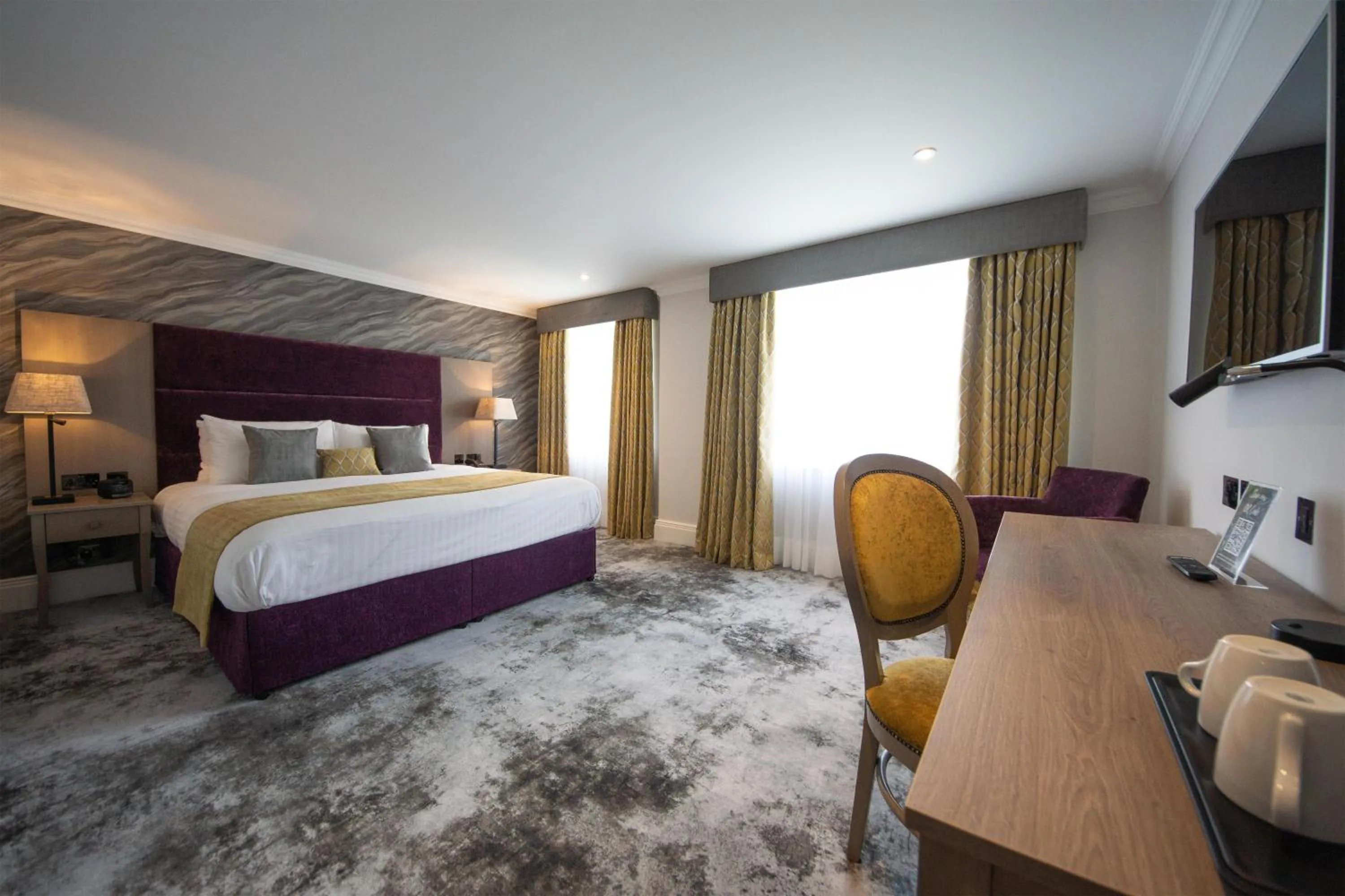 Lounge or bar, Bed in Best Western Abbots Barton Hotel