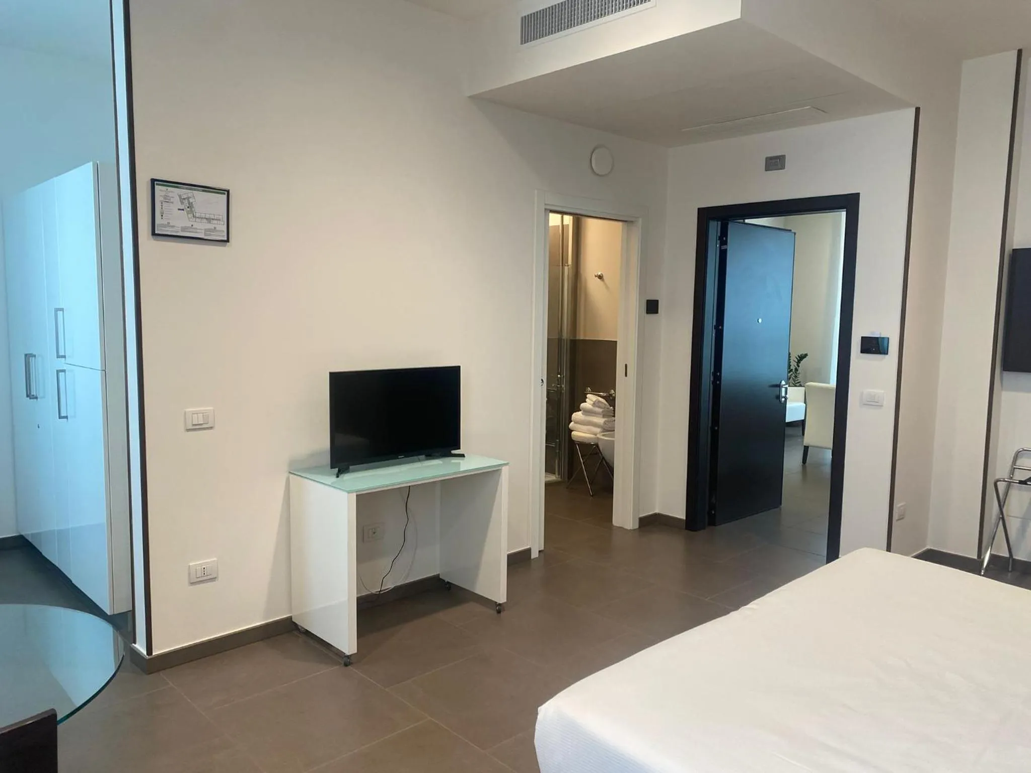 Communal lounge/ TV room, Bed in Mosaico Suite