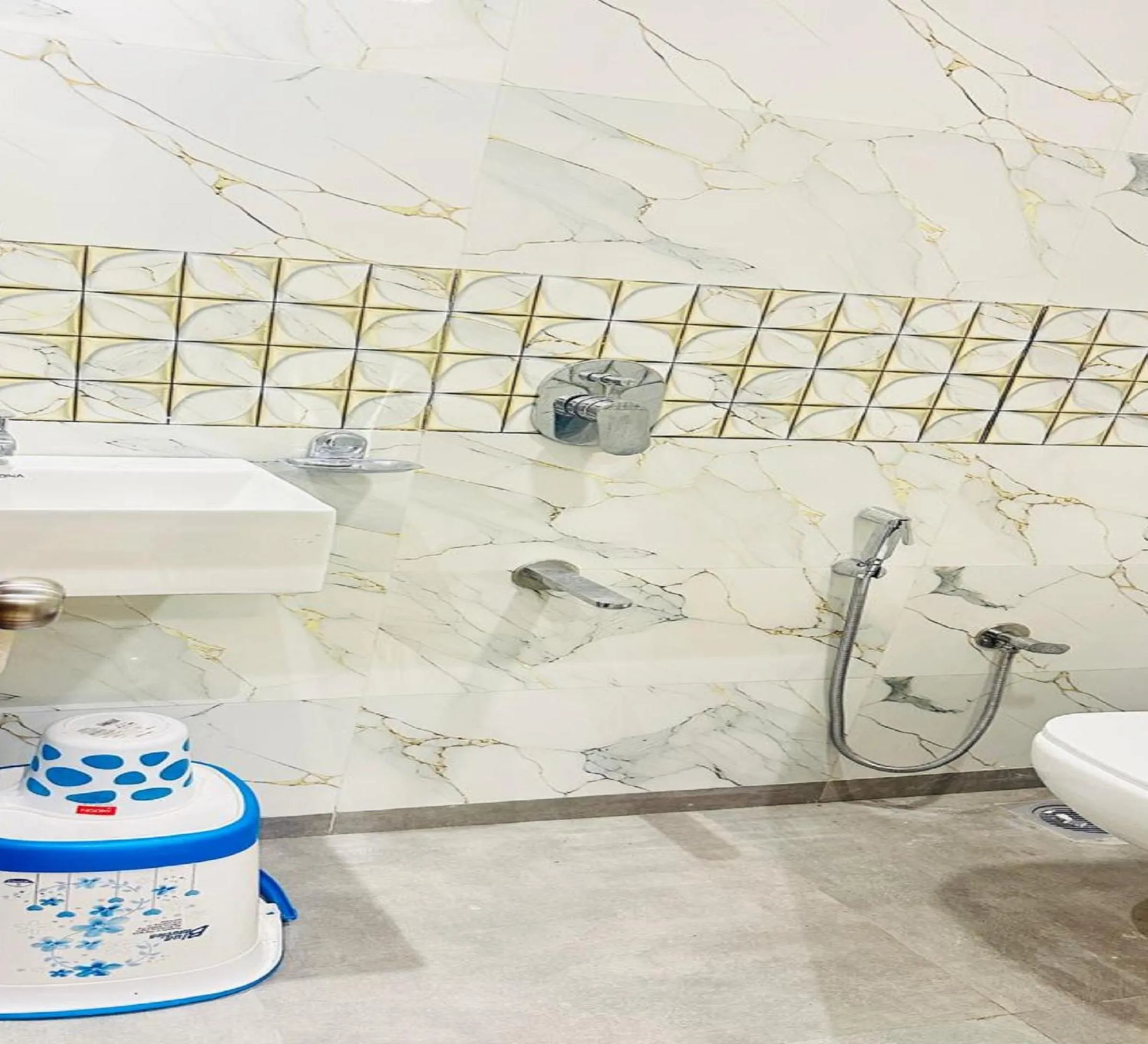 Shower in Hotel Pride Inn