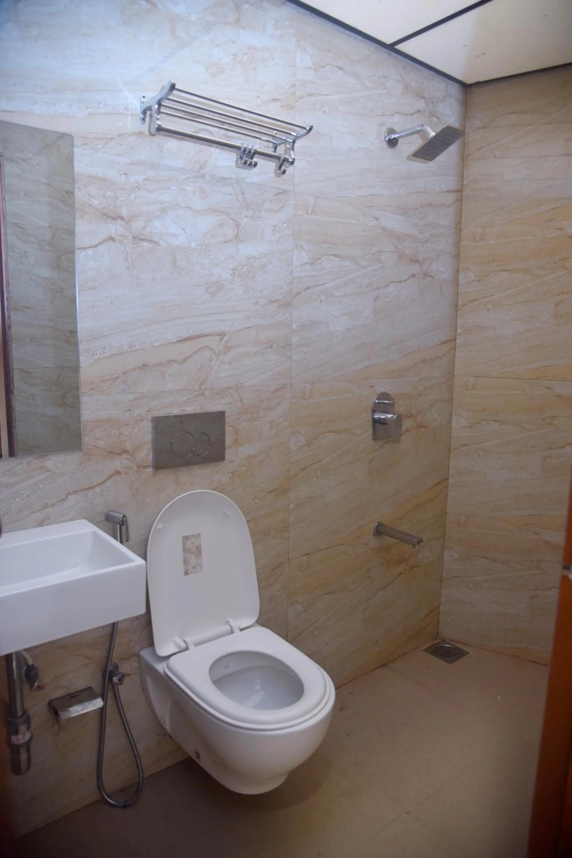 Shower in Hotel Pride Inn