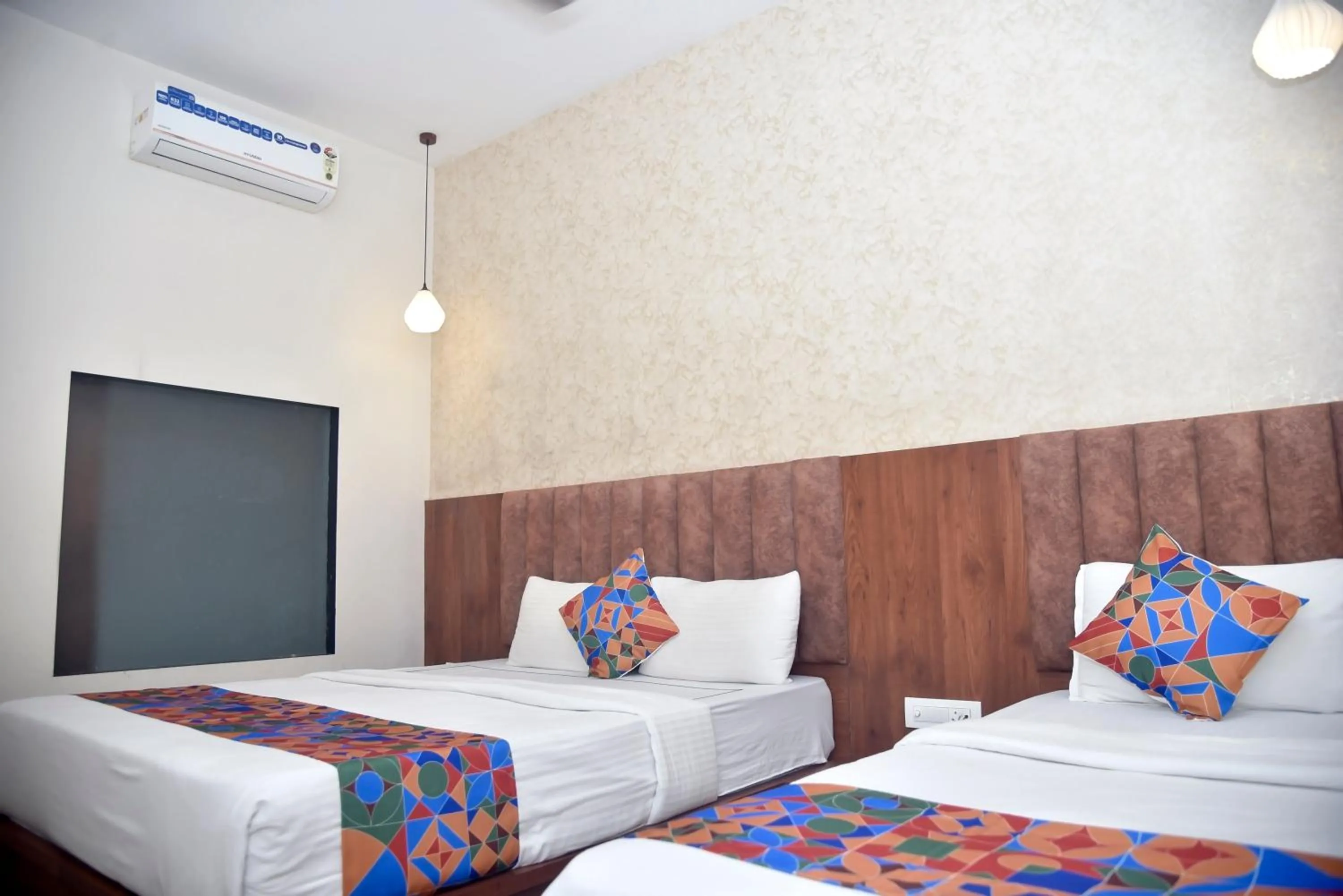 Bed in Hotel Pride Inn