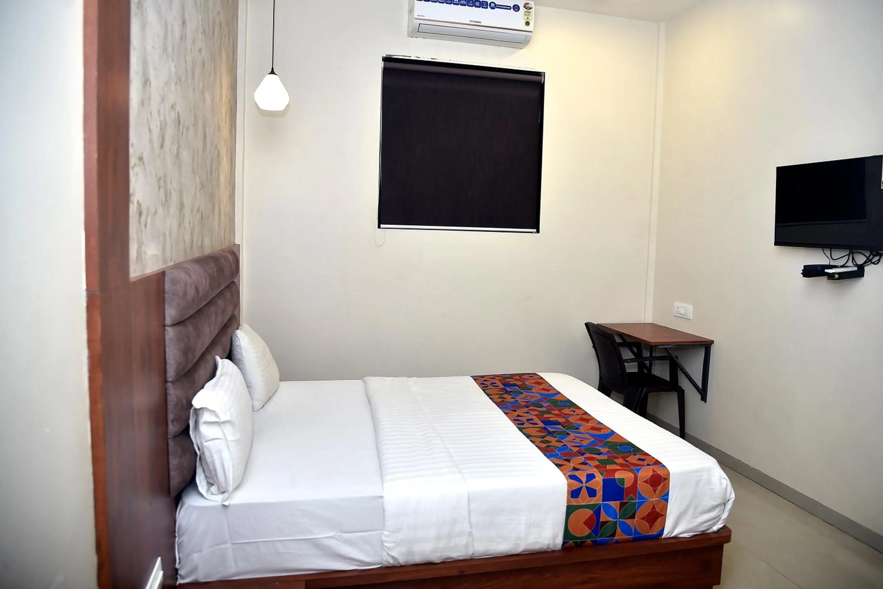 Bed in Hotel Pride Inn