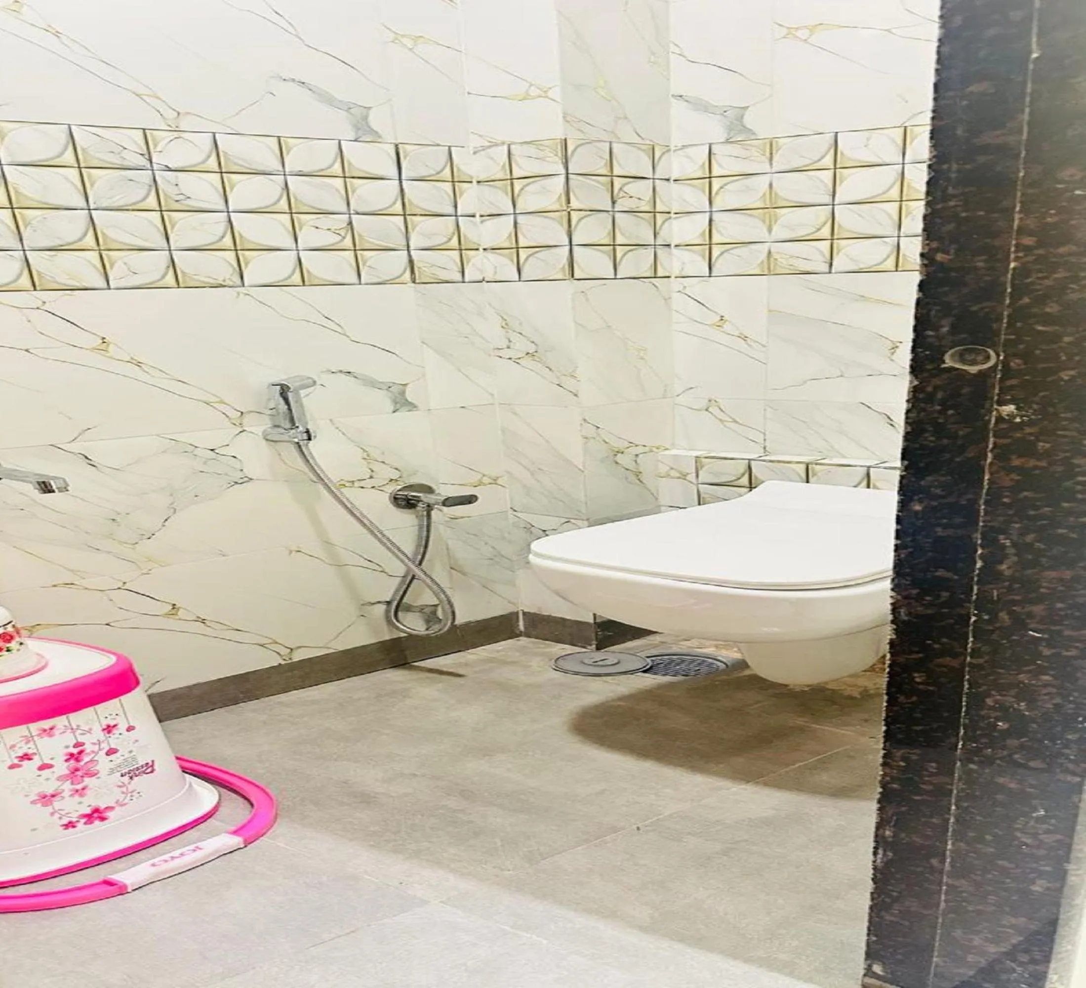 Shower in Hotel Pride Inn