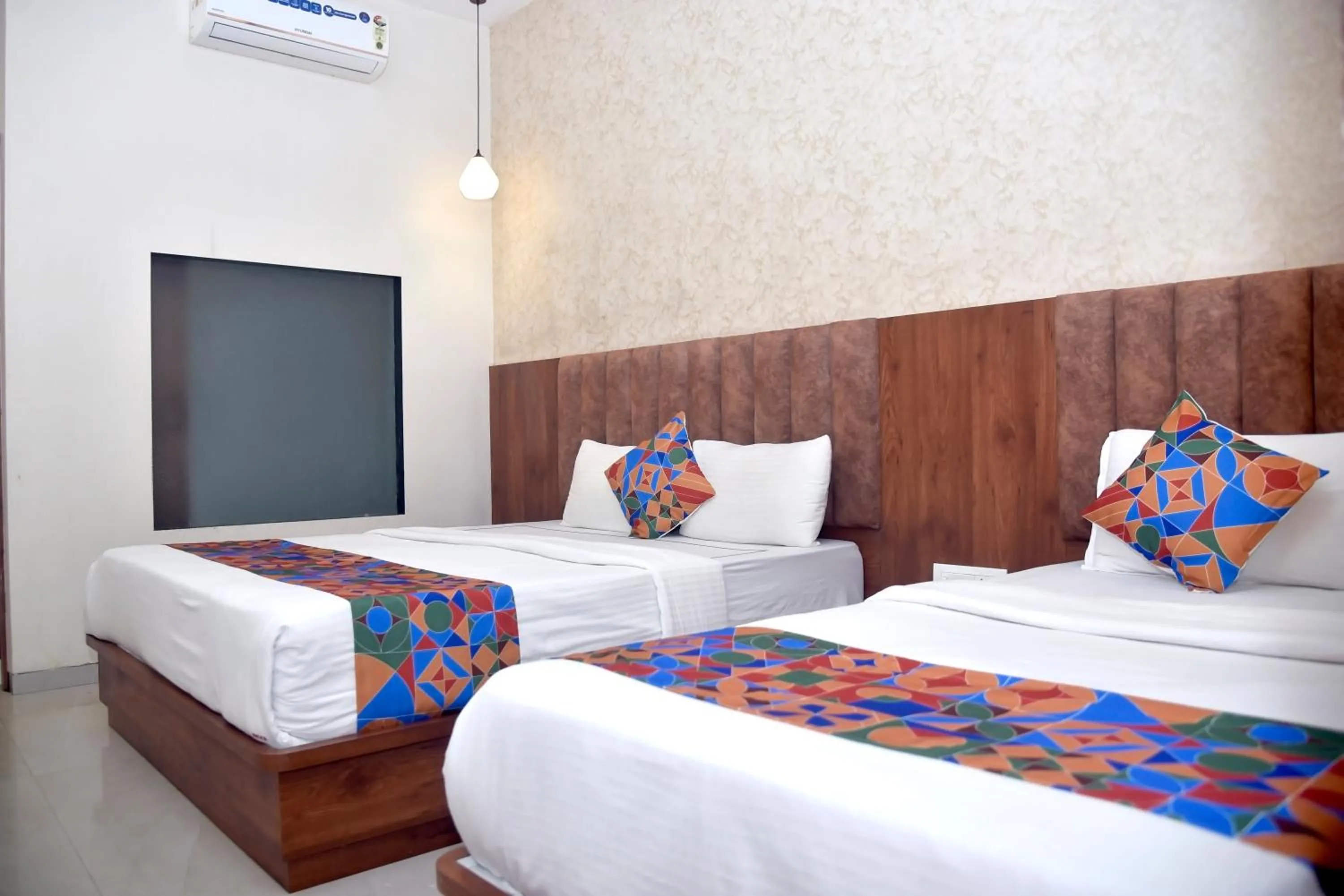 Bed in Hotel Pride Inn