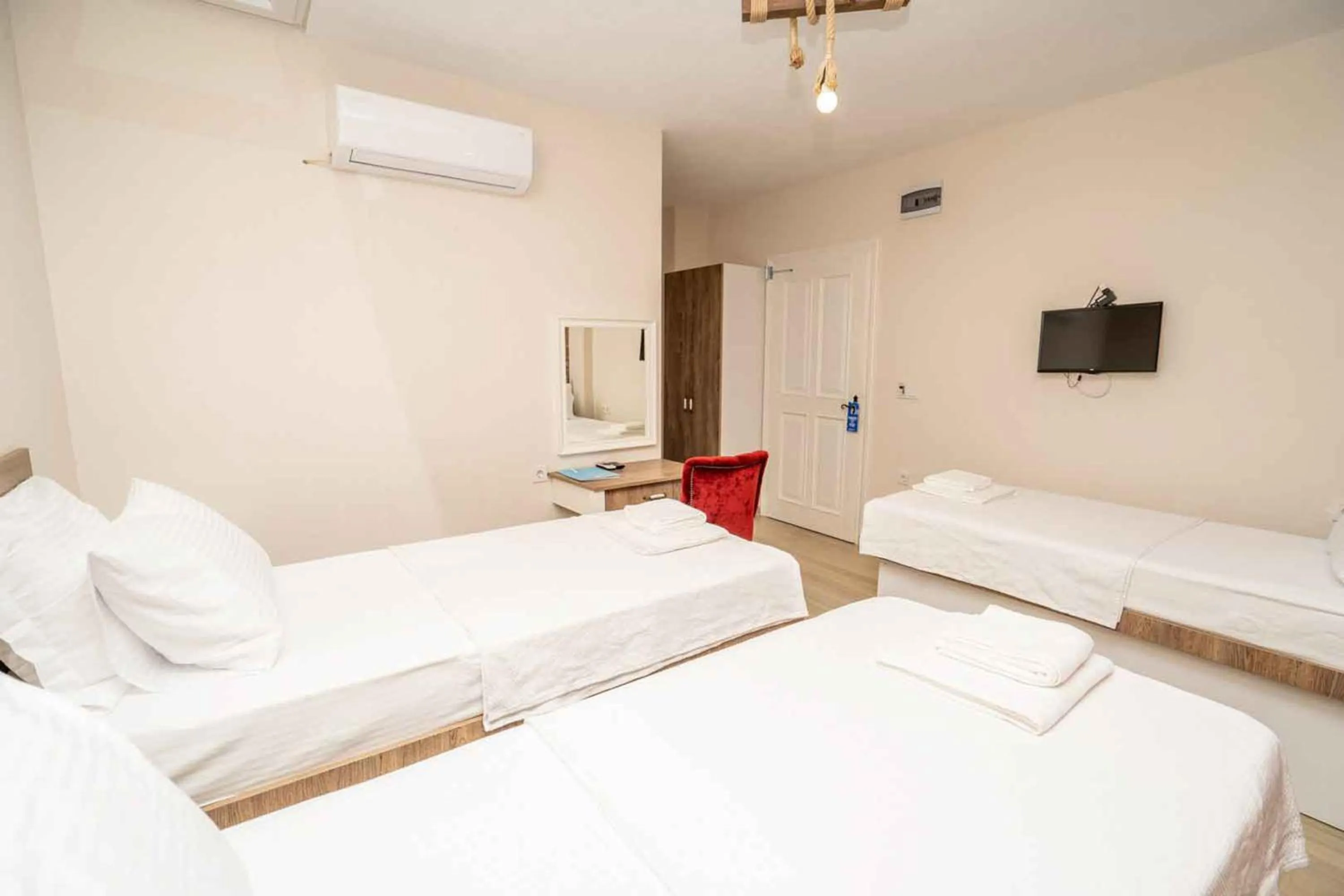 Photo of the whole room, Bed in Harakop Otel