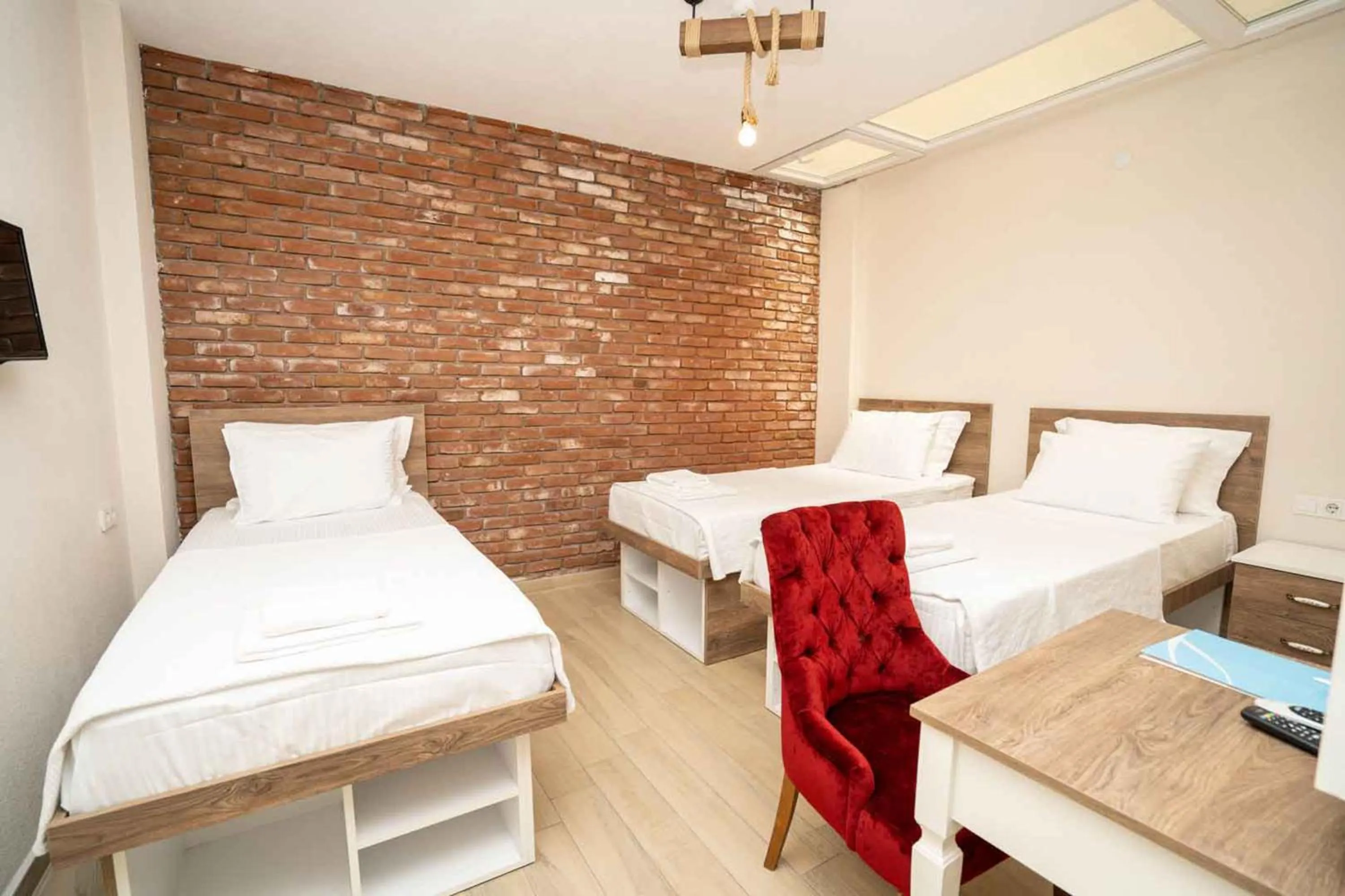 Photo of the whole room, Bed in Harakop Otel