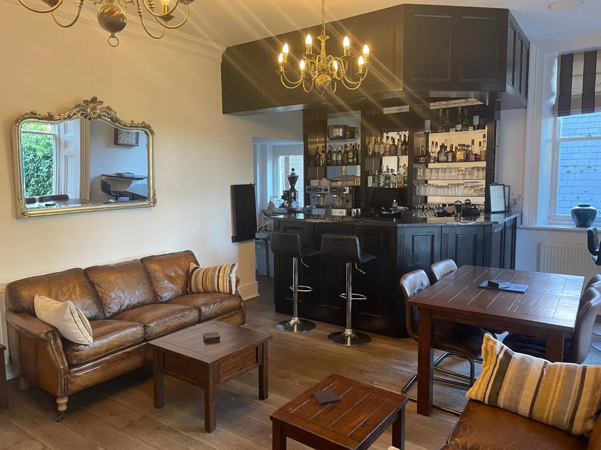Lounge or bar in Canterbury Hotel Cottages and Apartment's