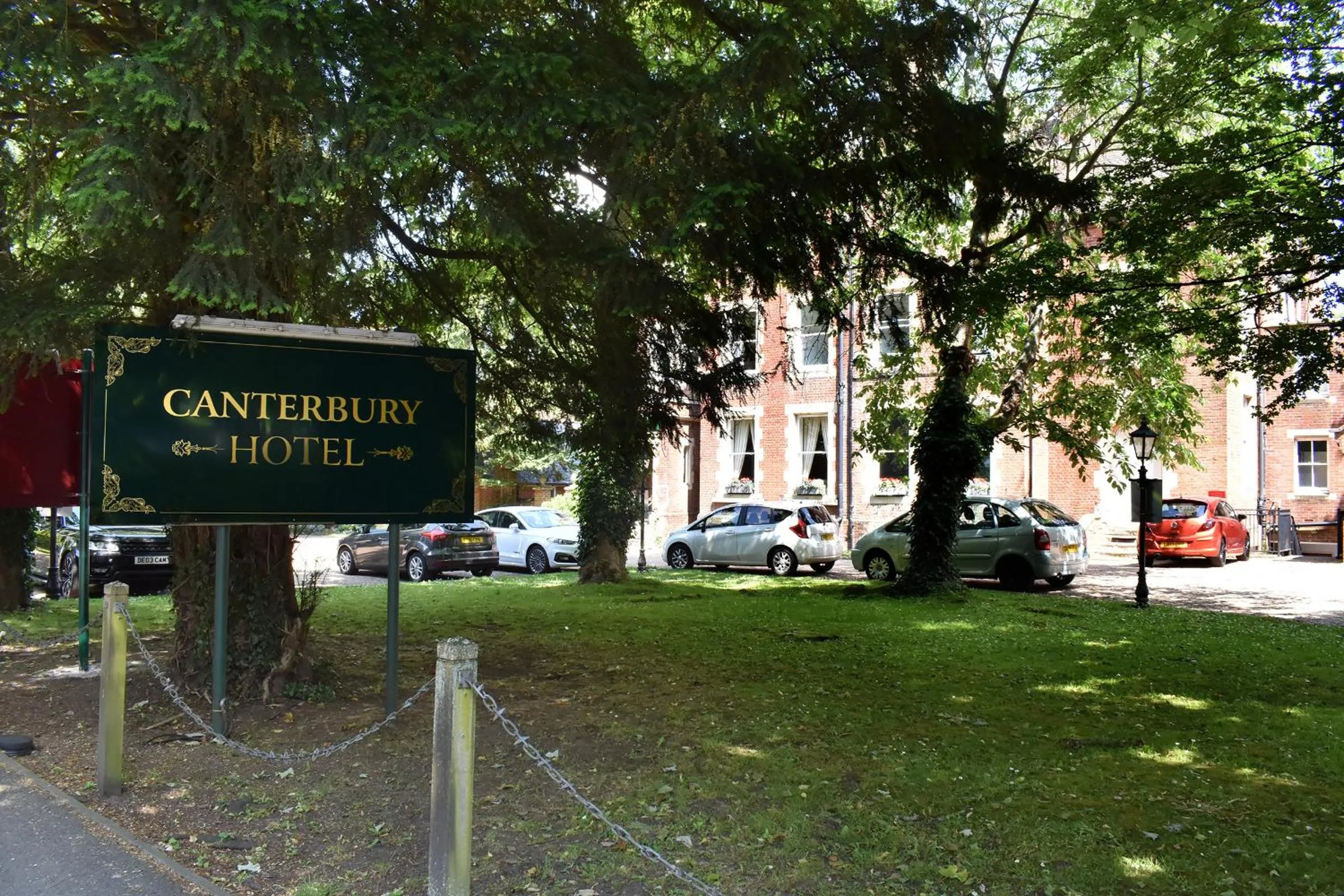 Property building in Canterbury Hotel Cottages and Apartments