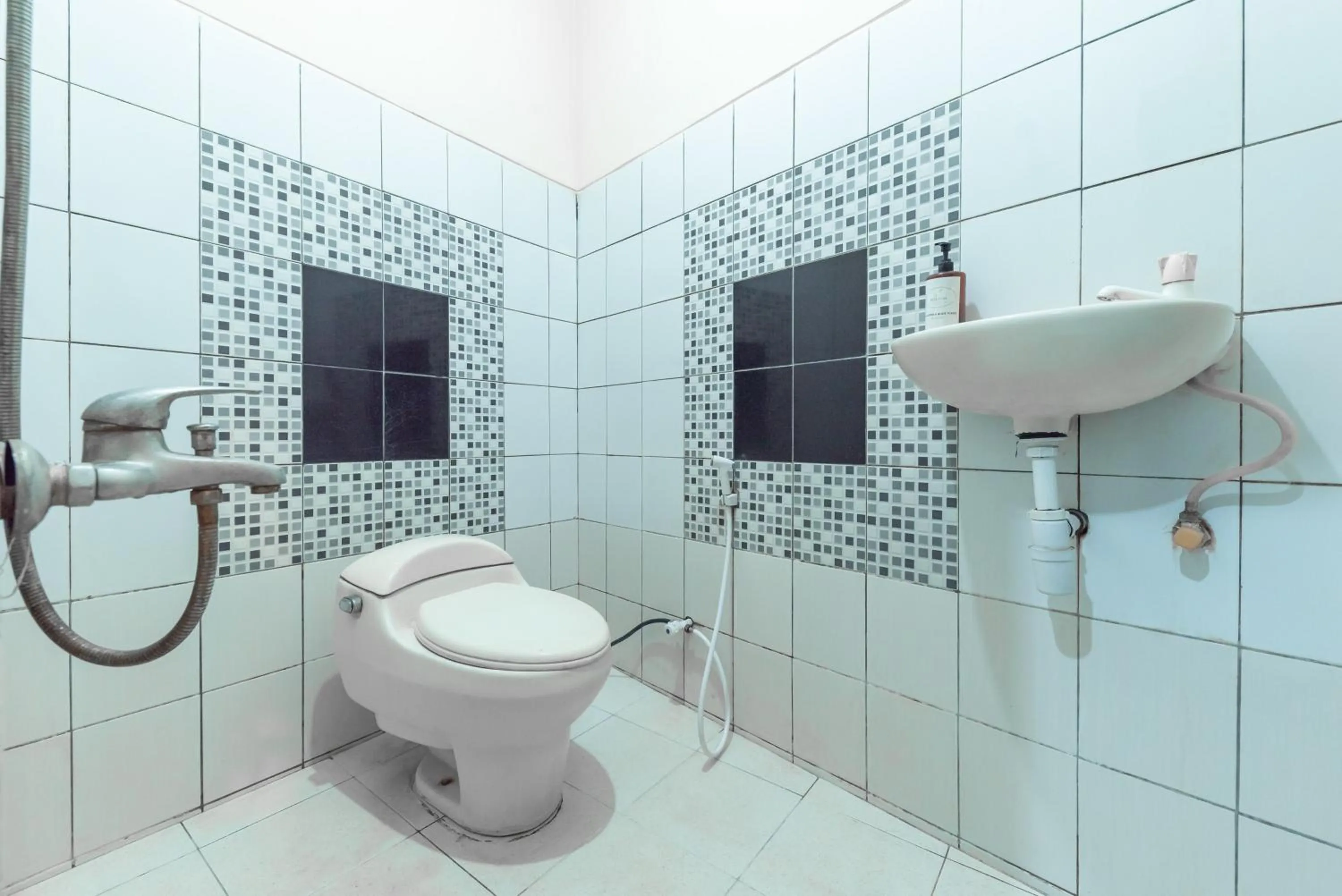 Bathroom in Sans Stay Skyland Pasteur Bandung