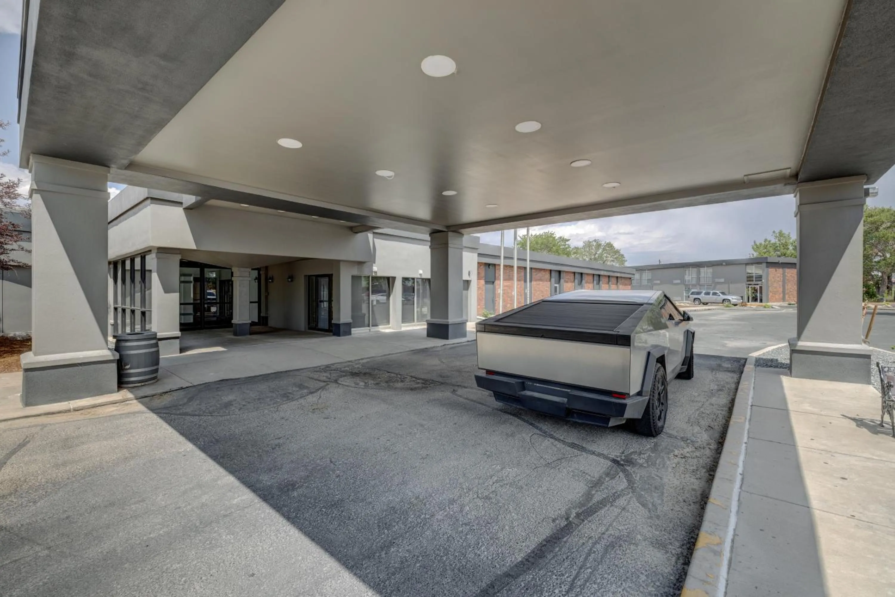 Facade/entrance in Riverside Hotel