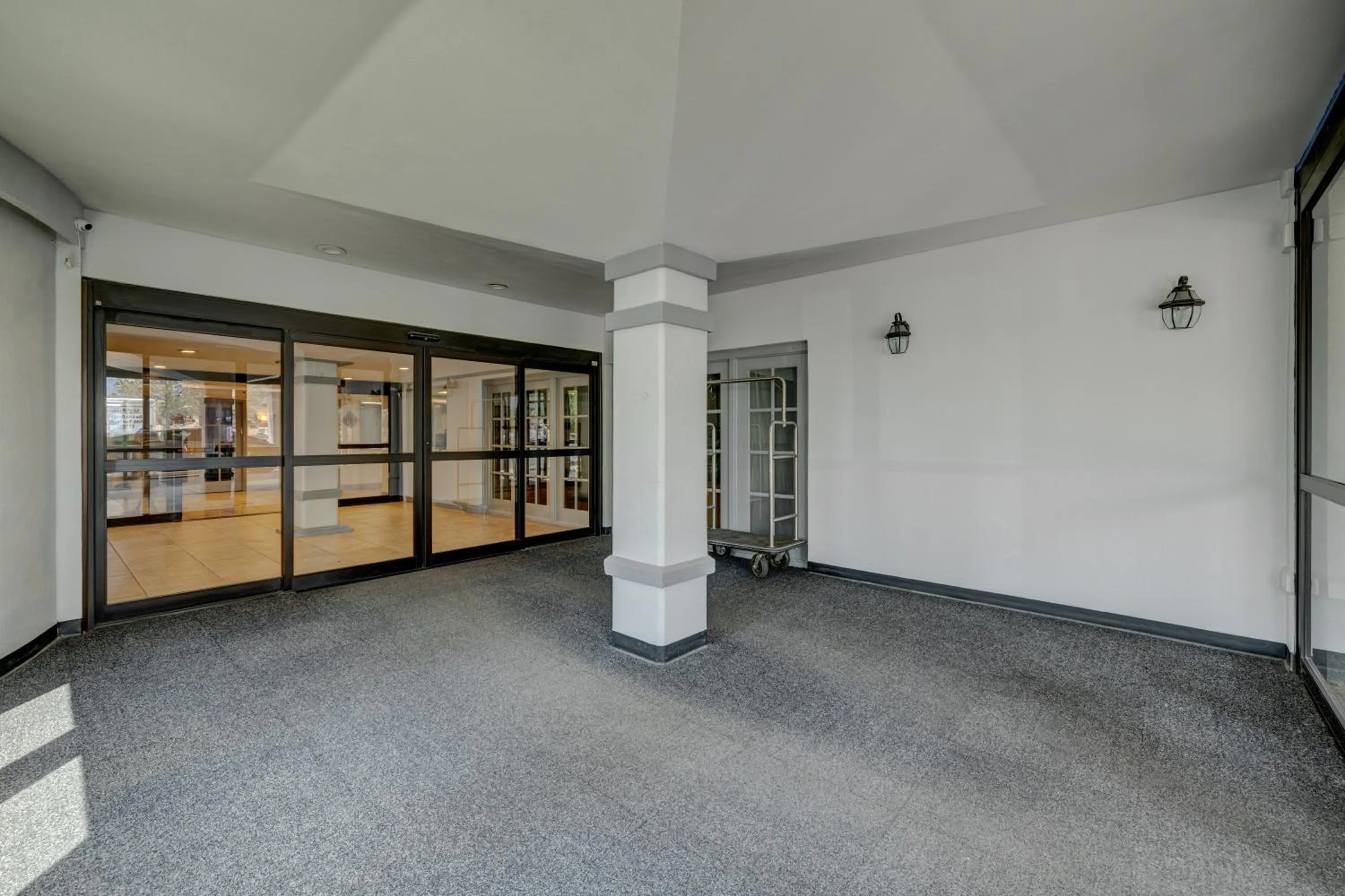 Facade/entrance in Riverside Hotel