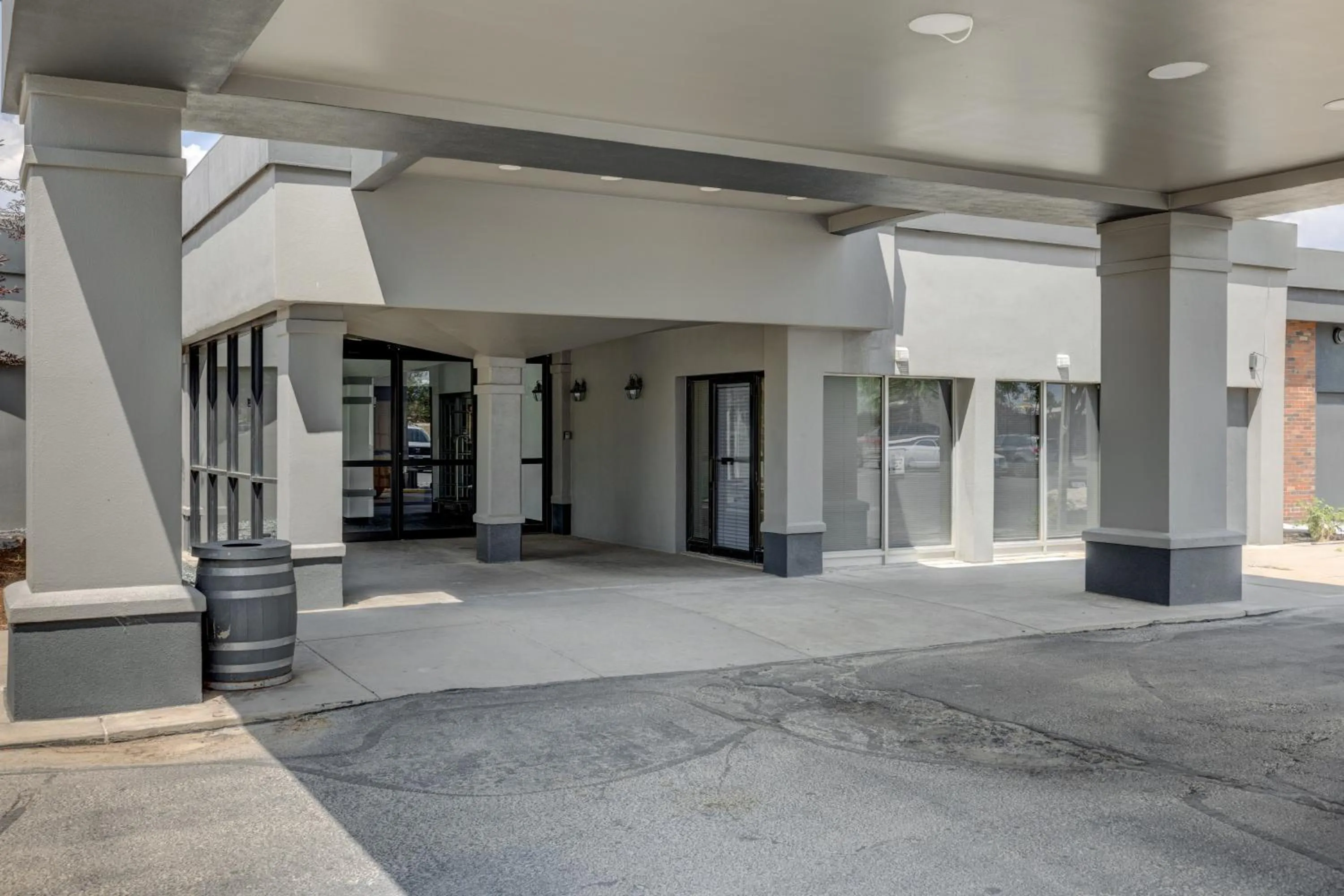 Facade/entrance in Riverside Hotel