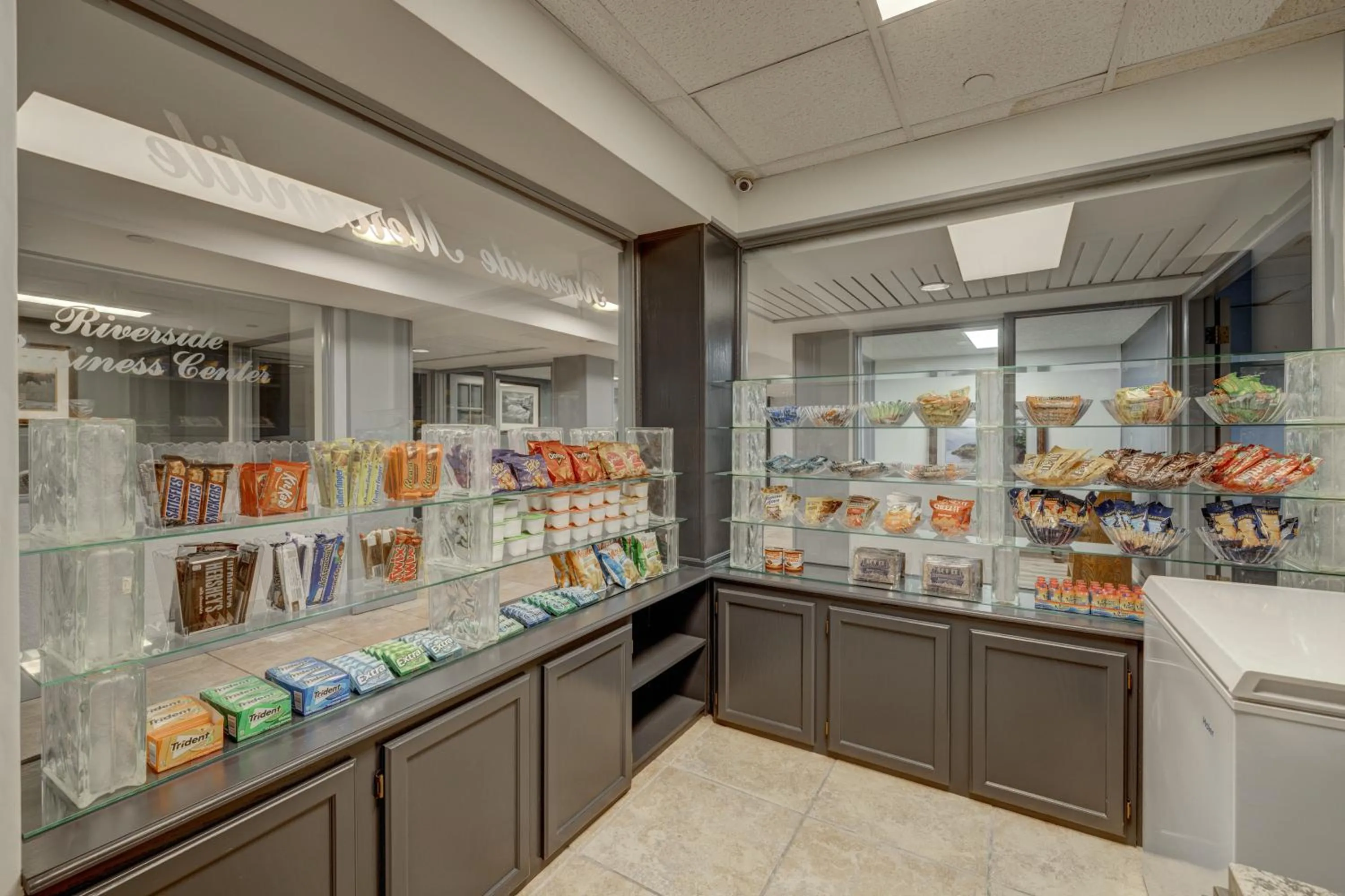 Food and drinks in Riverside Hotel