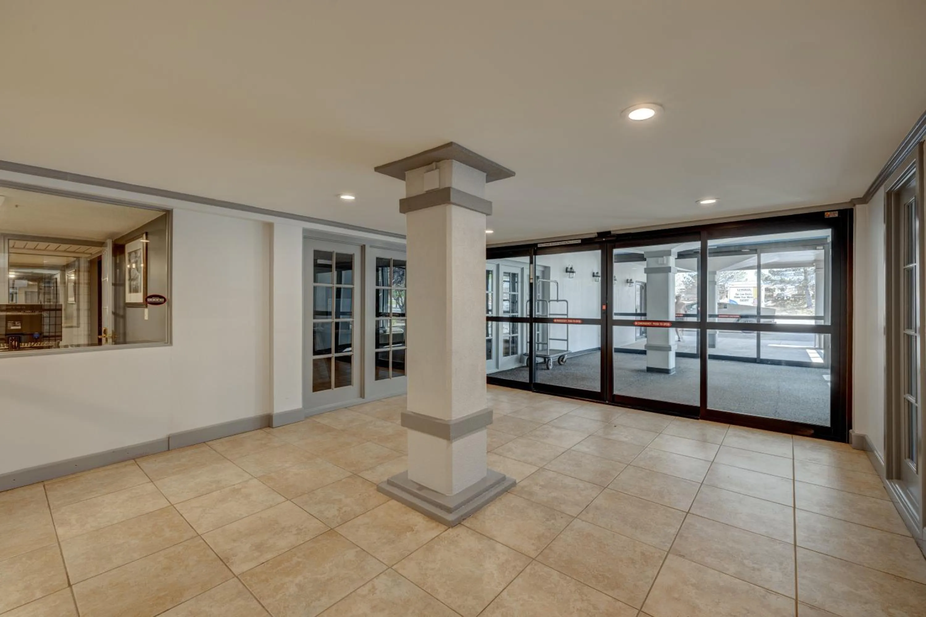 Facade/entrance in Riverside Hotel