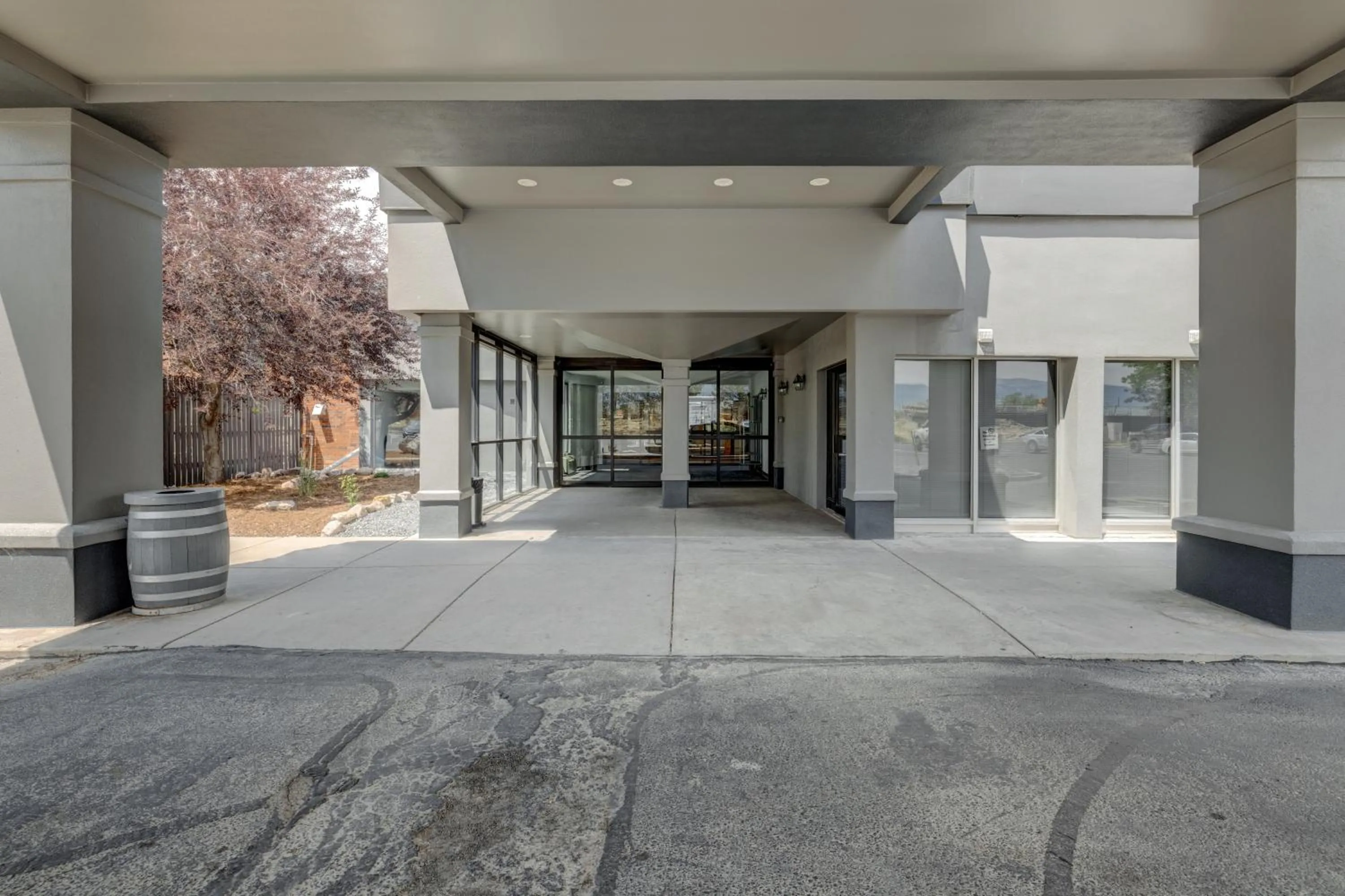 Facade/entrance in Riverside Hotel