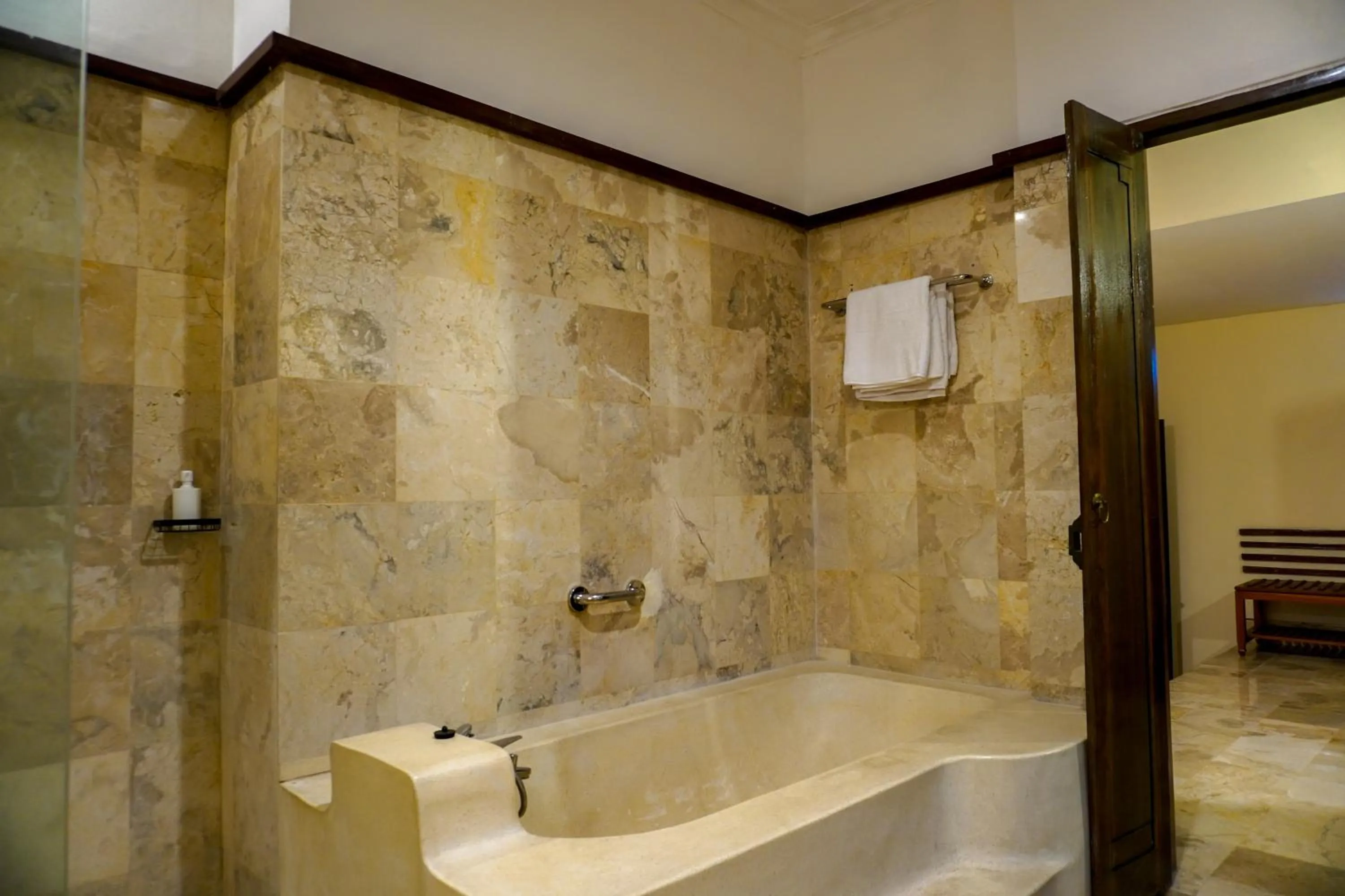 Bathroom in Alam Puri Art Museum and Villas