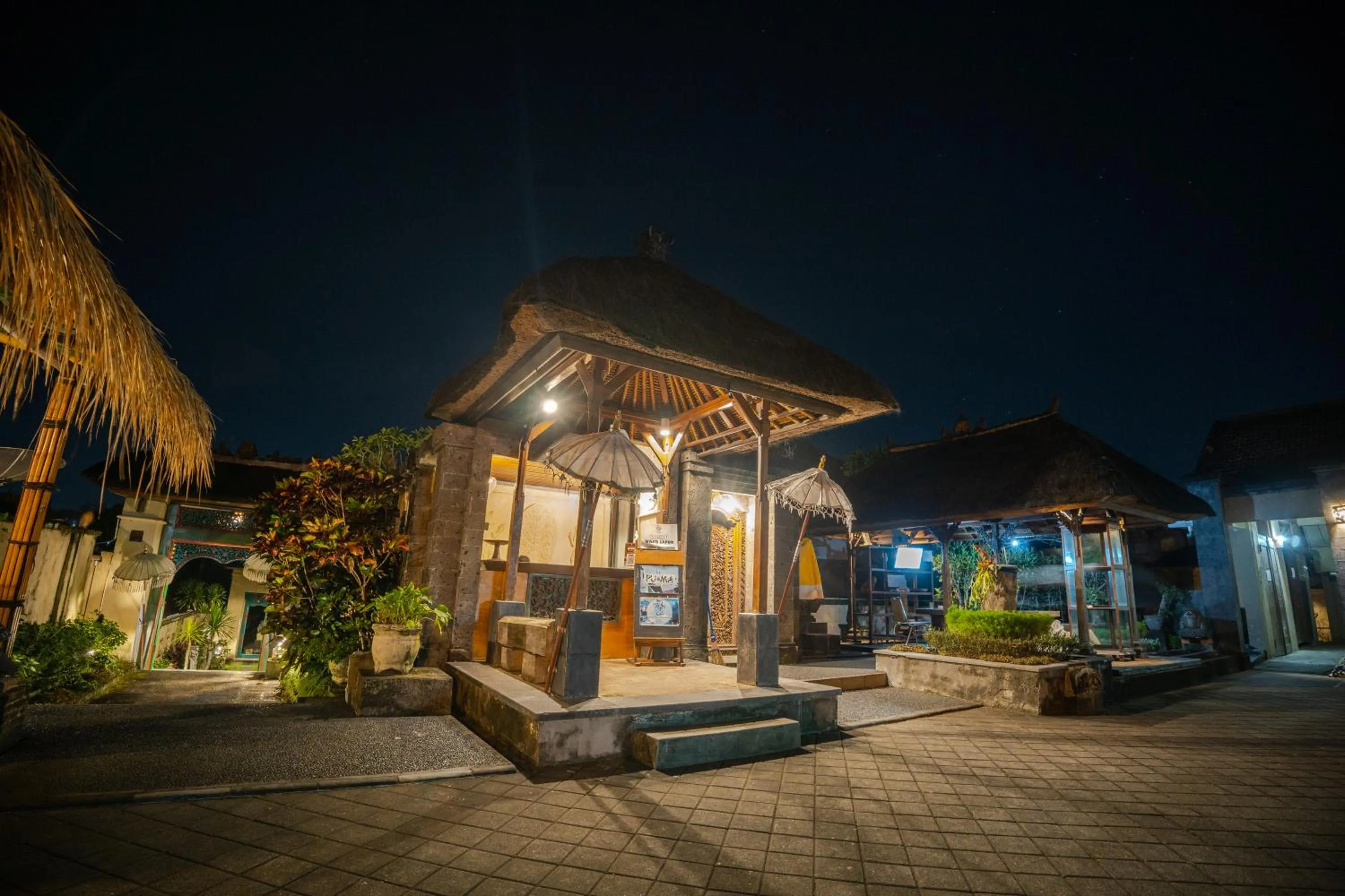 Night in Alam Puri Art Museum and Villas