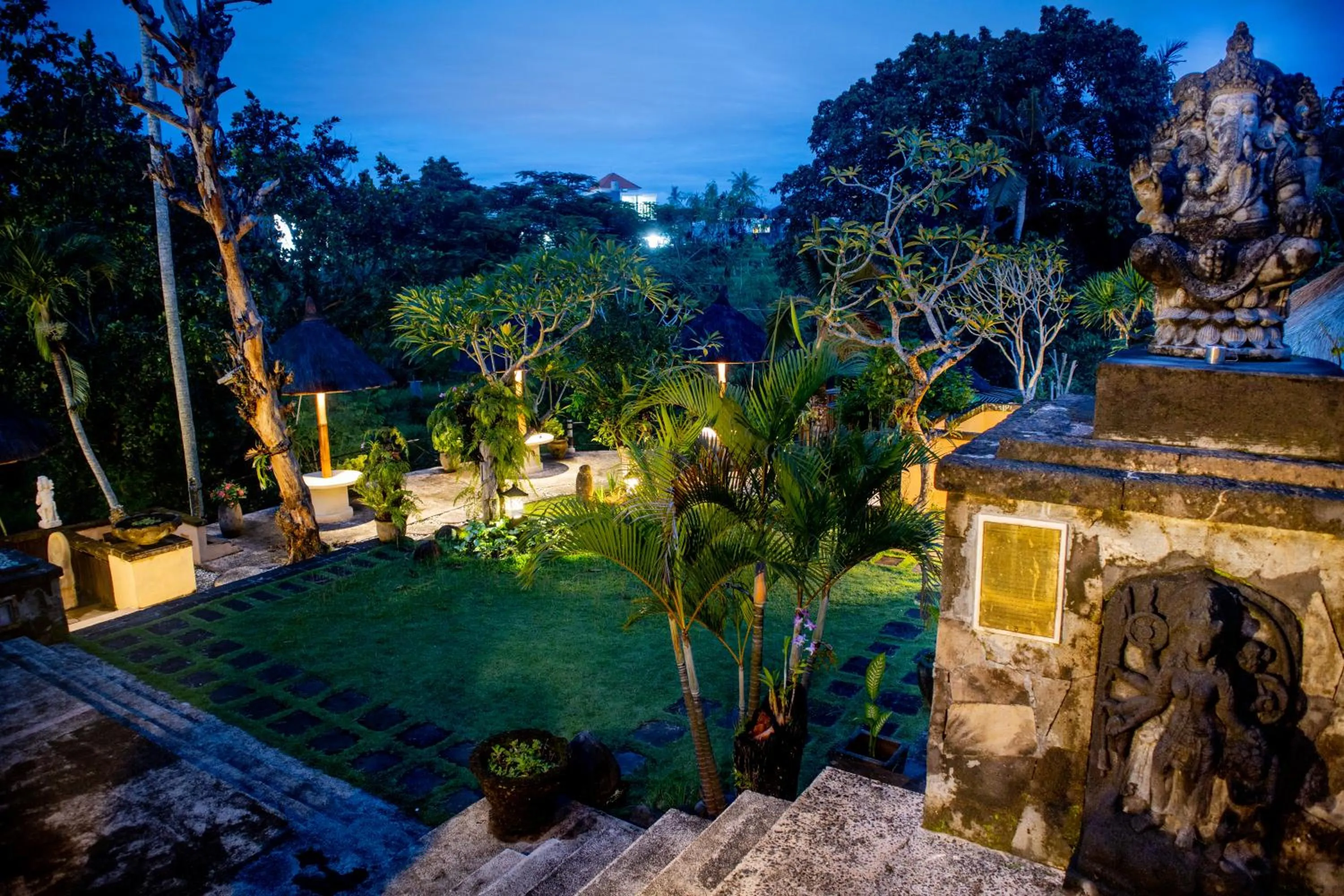 Restaurant/places to eat in Alam Puri Art Museum and Villas