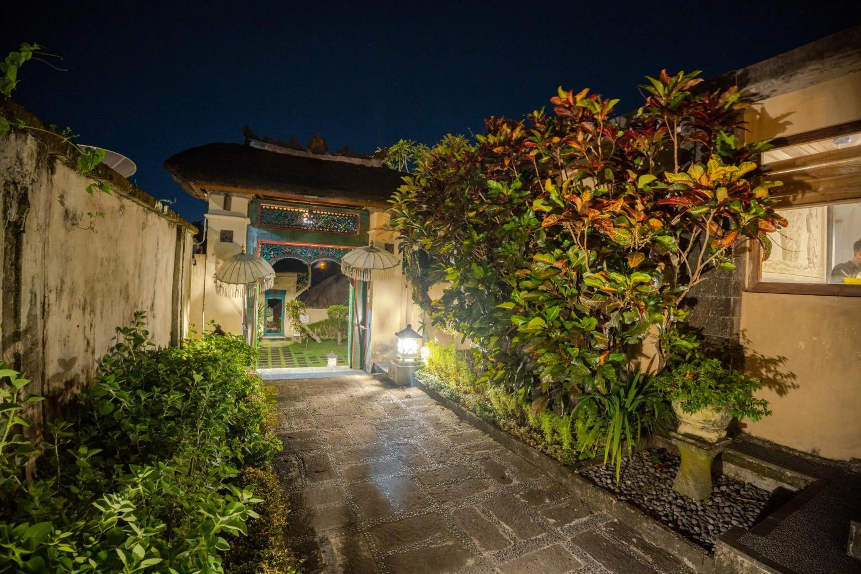 Night in Alam Puri Art Museum and Villas