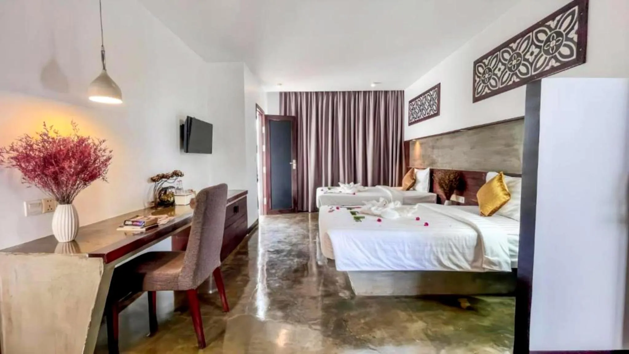 Studio Twin Balcony Pool View - Free Pickup in The Calm Oasis