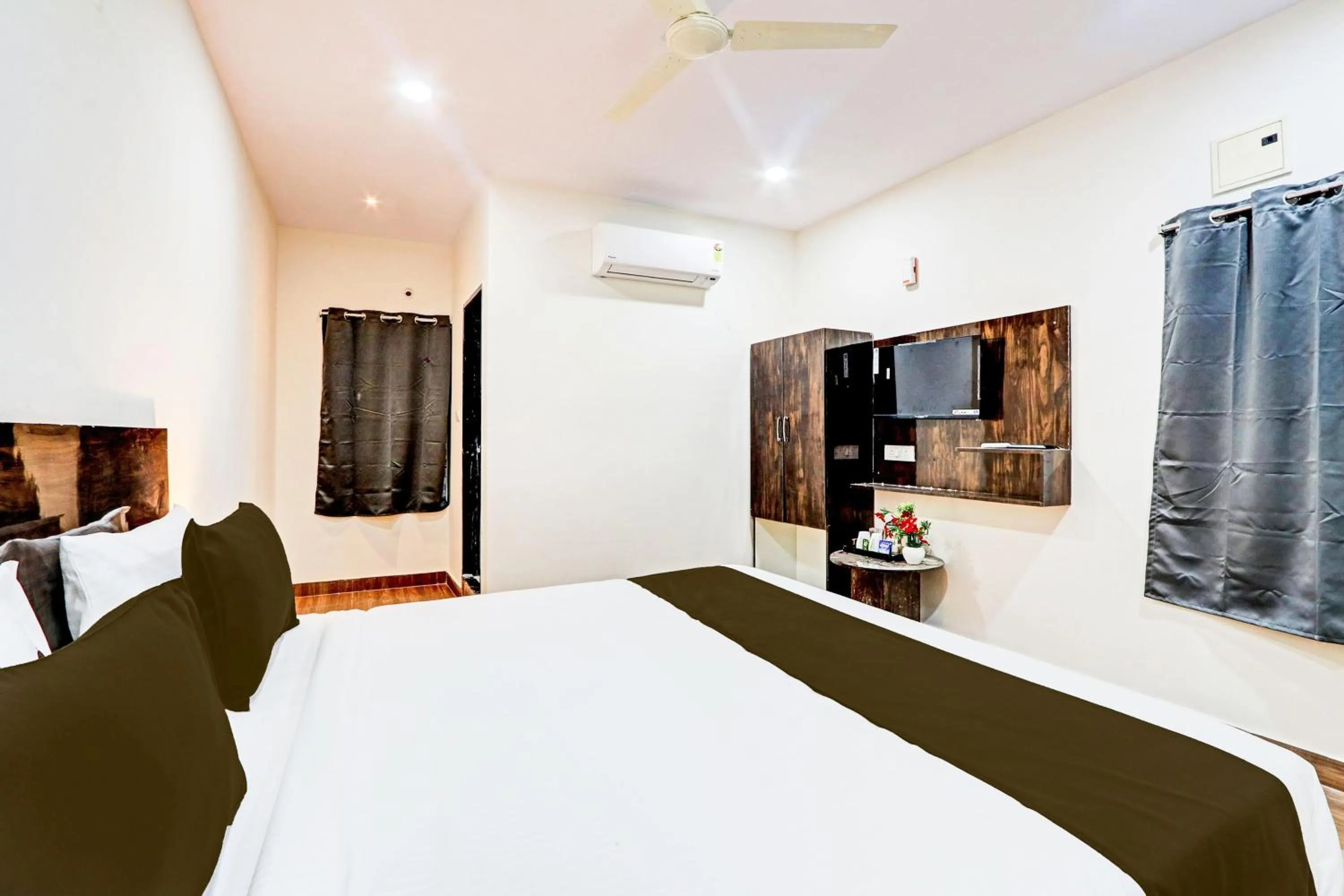 Bedroom, Bed in Hotel O RB @ KOMPALLY