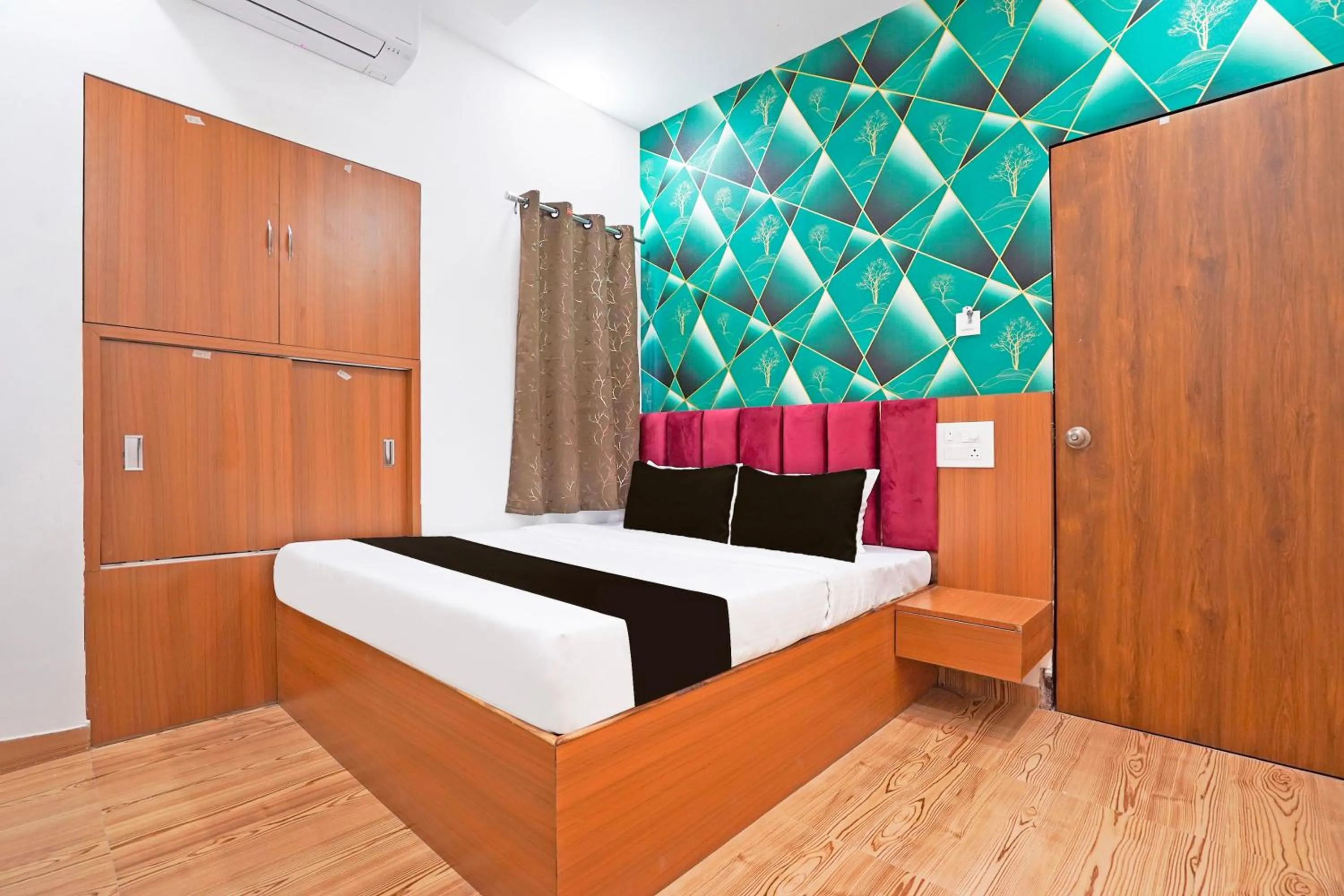 Bedroom, Bed in Super Hotel O Sunshine Villa