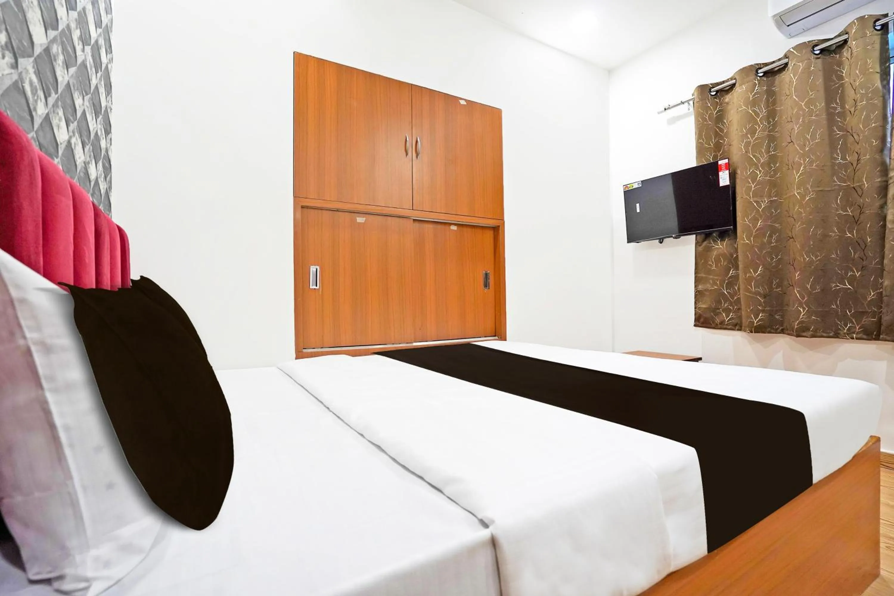 Bedroom, Bed in Super Hotel O Sunshine Villa