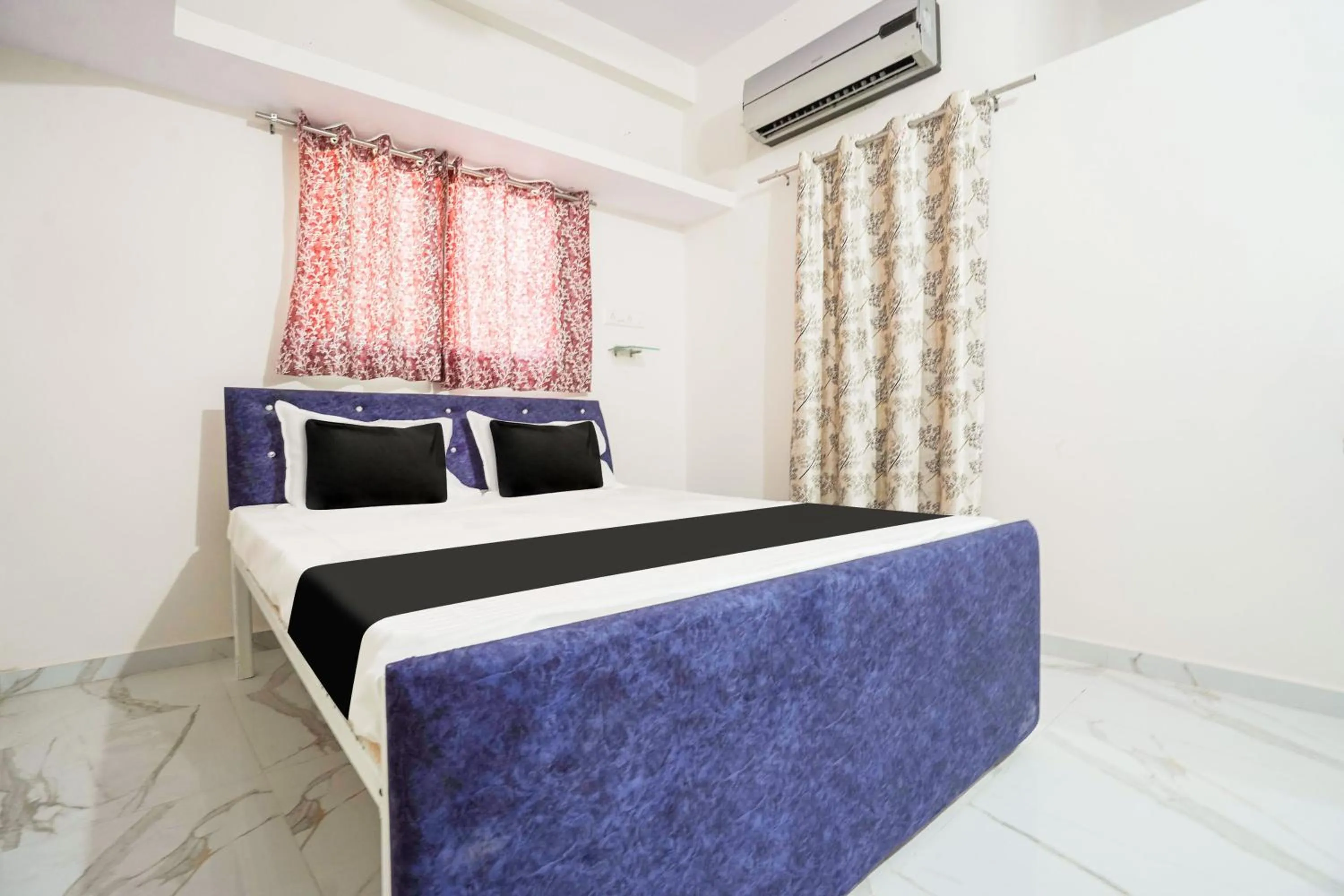 Bedroom, Bed in Hotel O CROWN