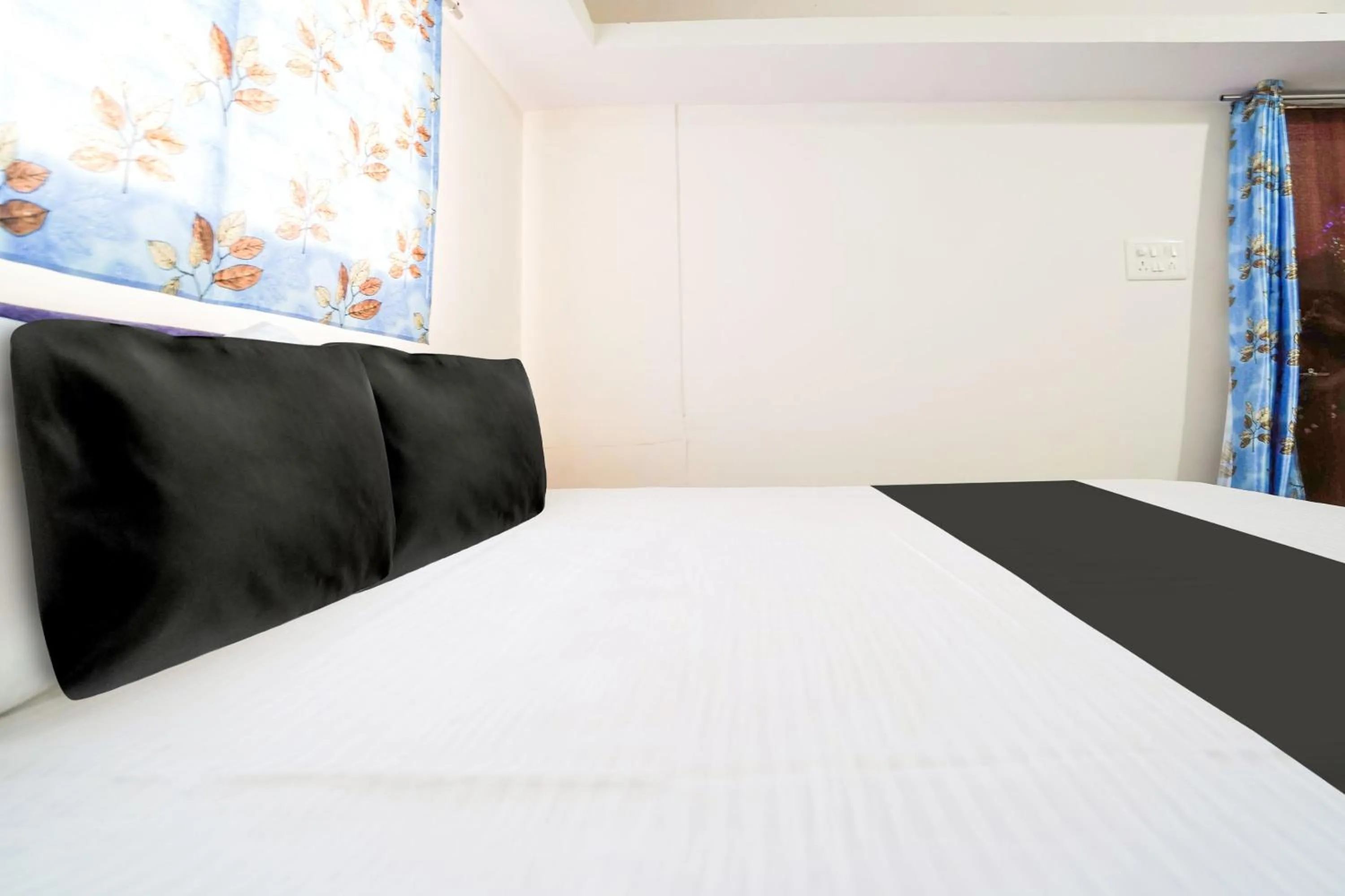 Bedroom, Bed in Hotel O CROWN