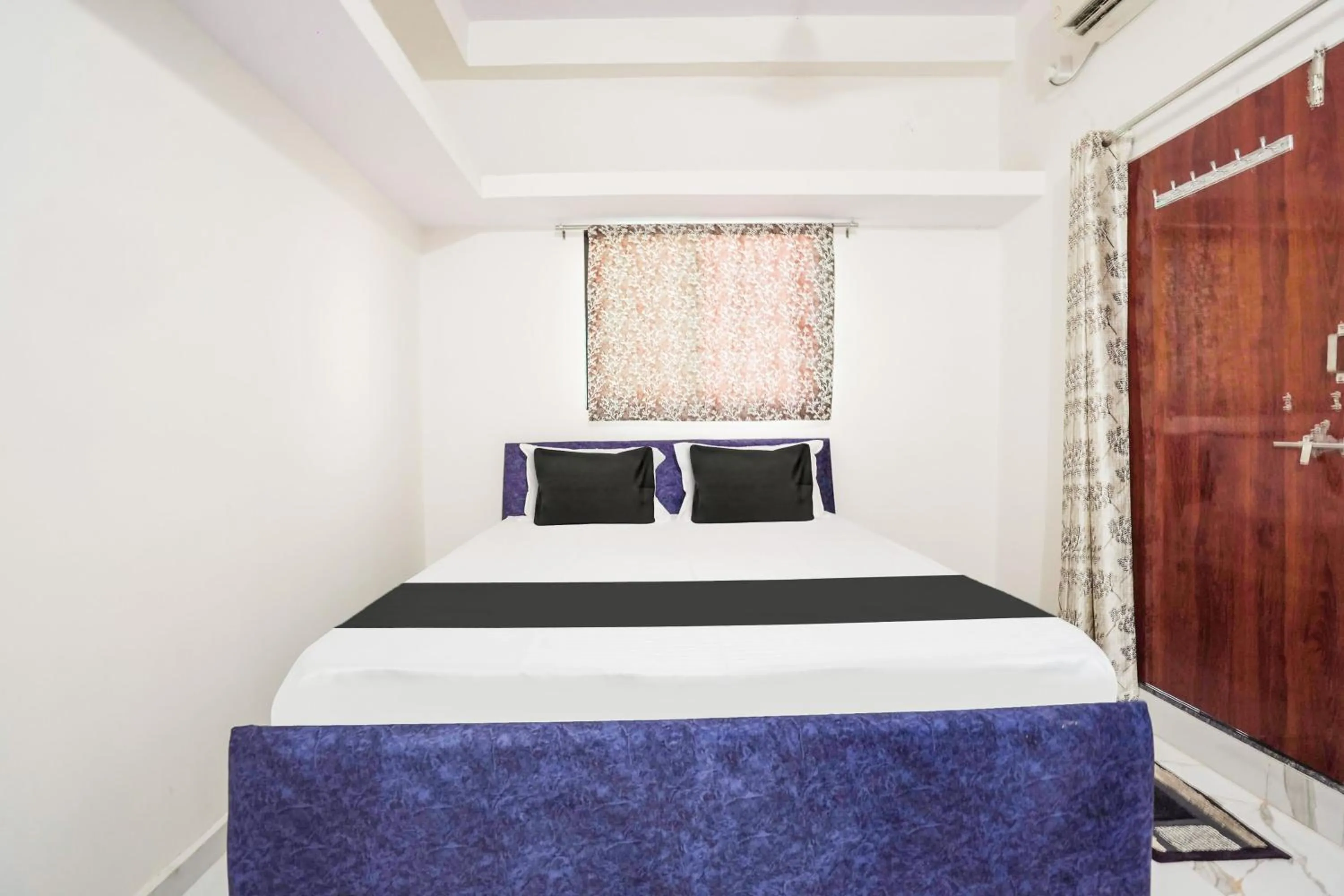 Bedroom, Bed in Hotel O CROWN