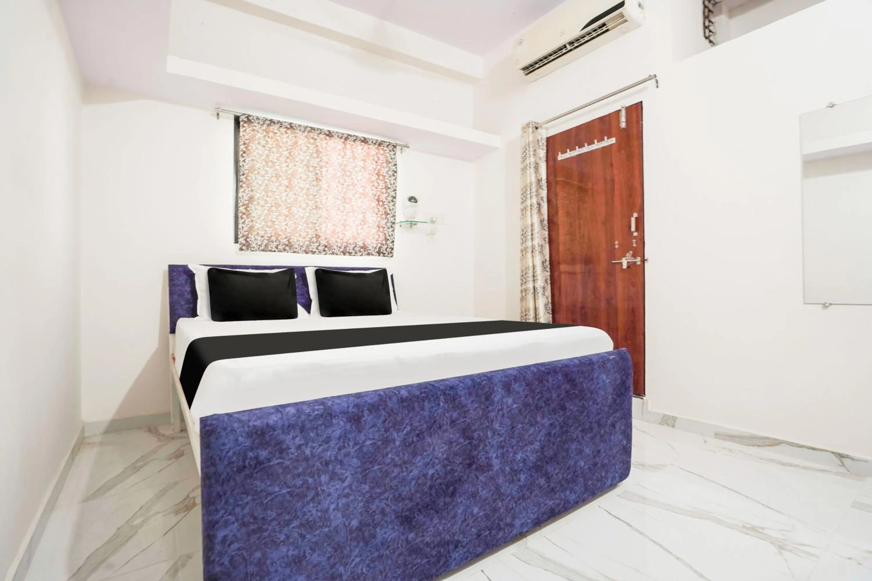 Bedroom, Bed in Hotel O CROWN