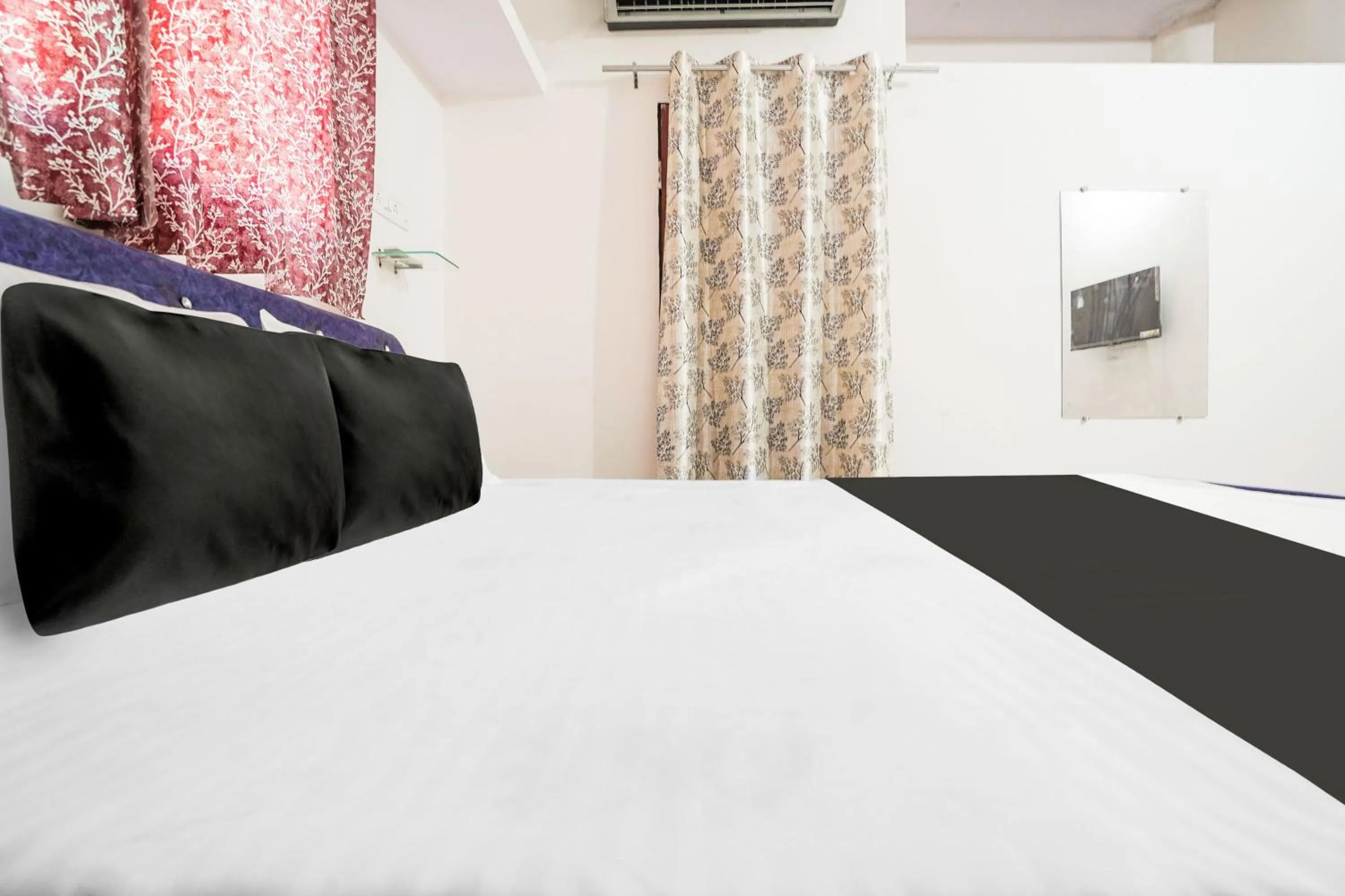 Bedroom, Bed in Hotel O CROWN