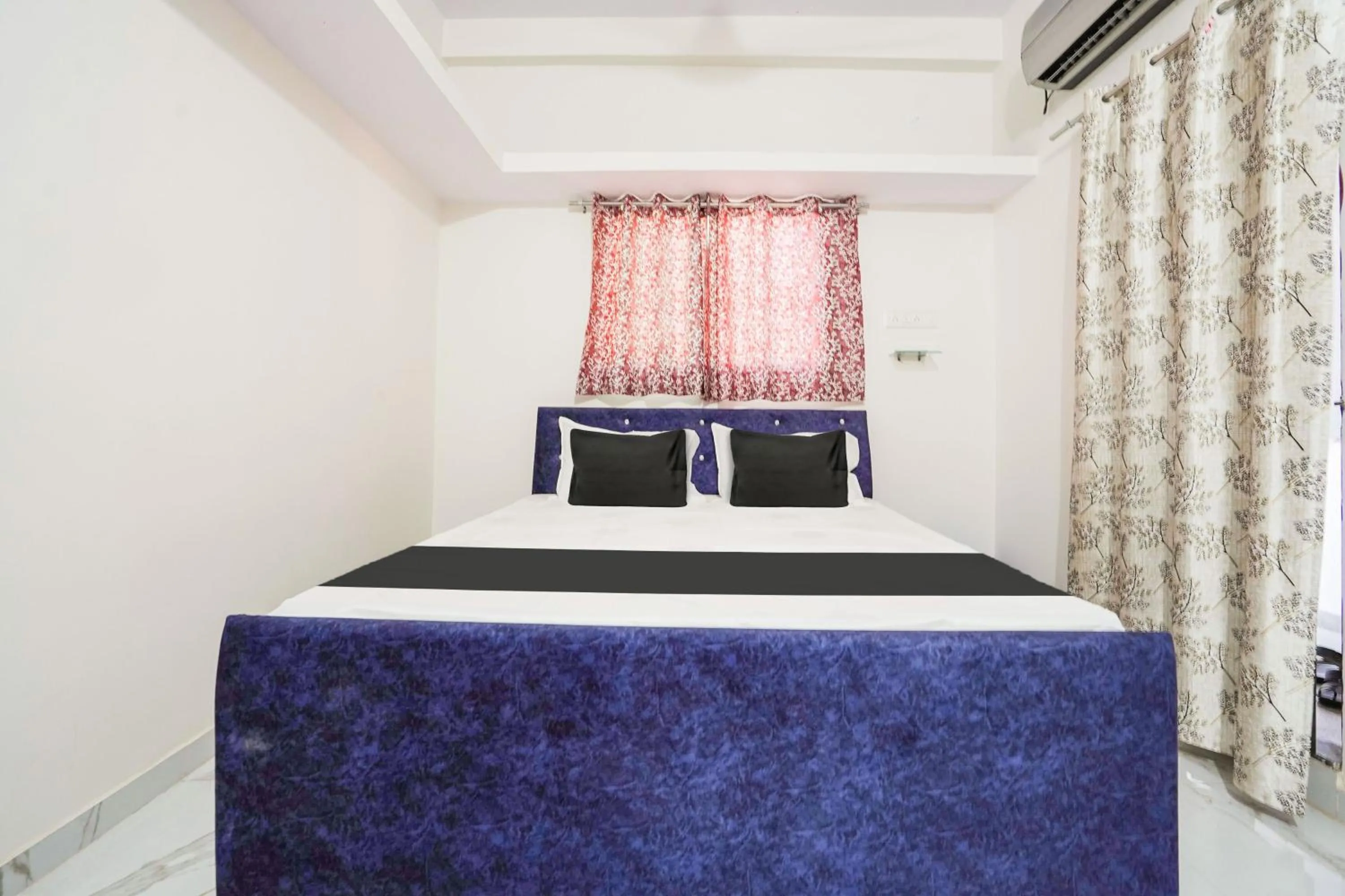 Bedroom, Bed in Hotel O CROWN