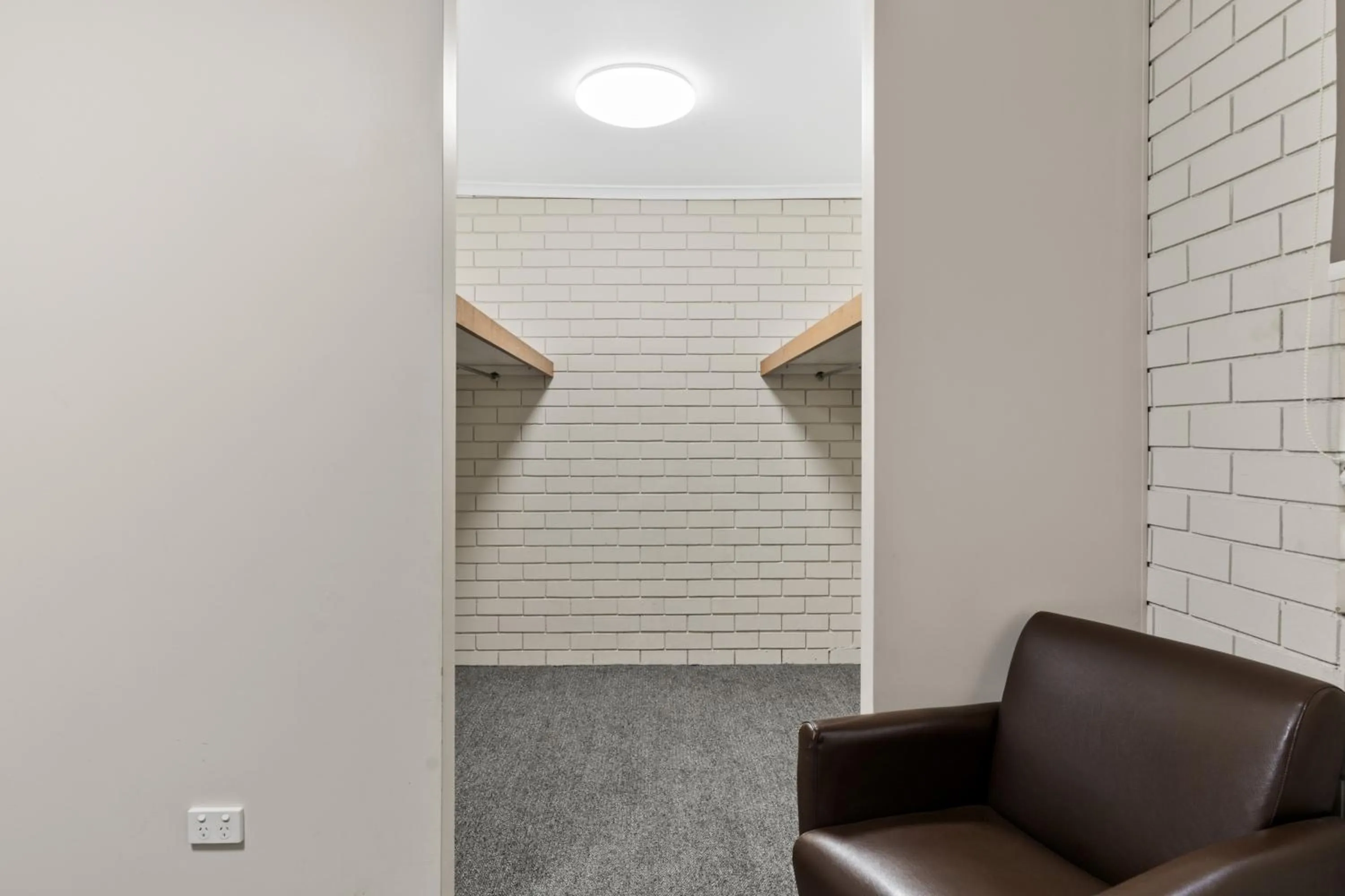 wardrobe in Morayfield Tavern